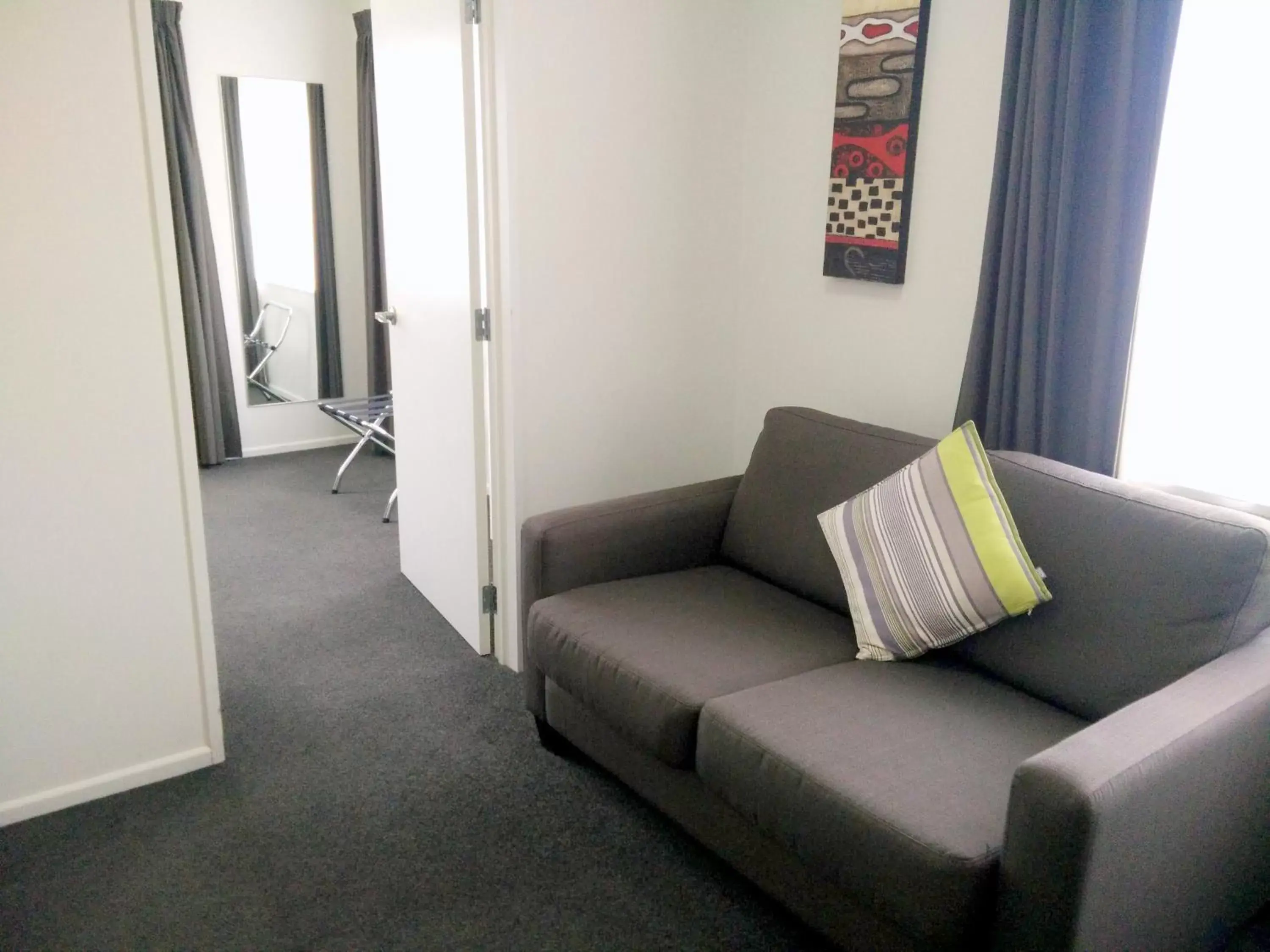 Living room, Seating Area in Airport Palms Motel