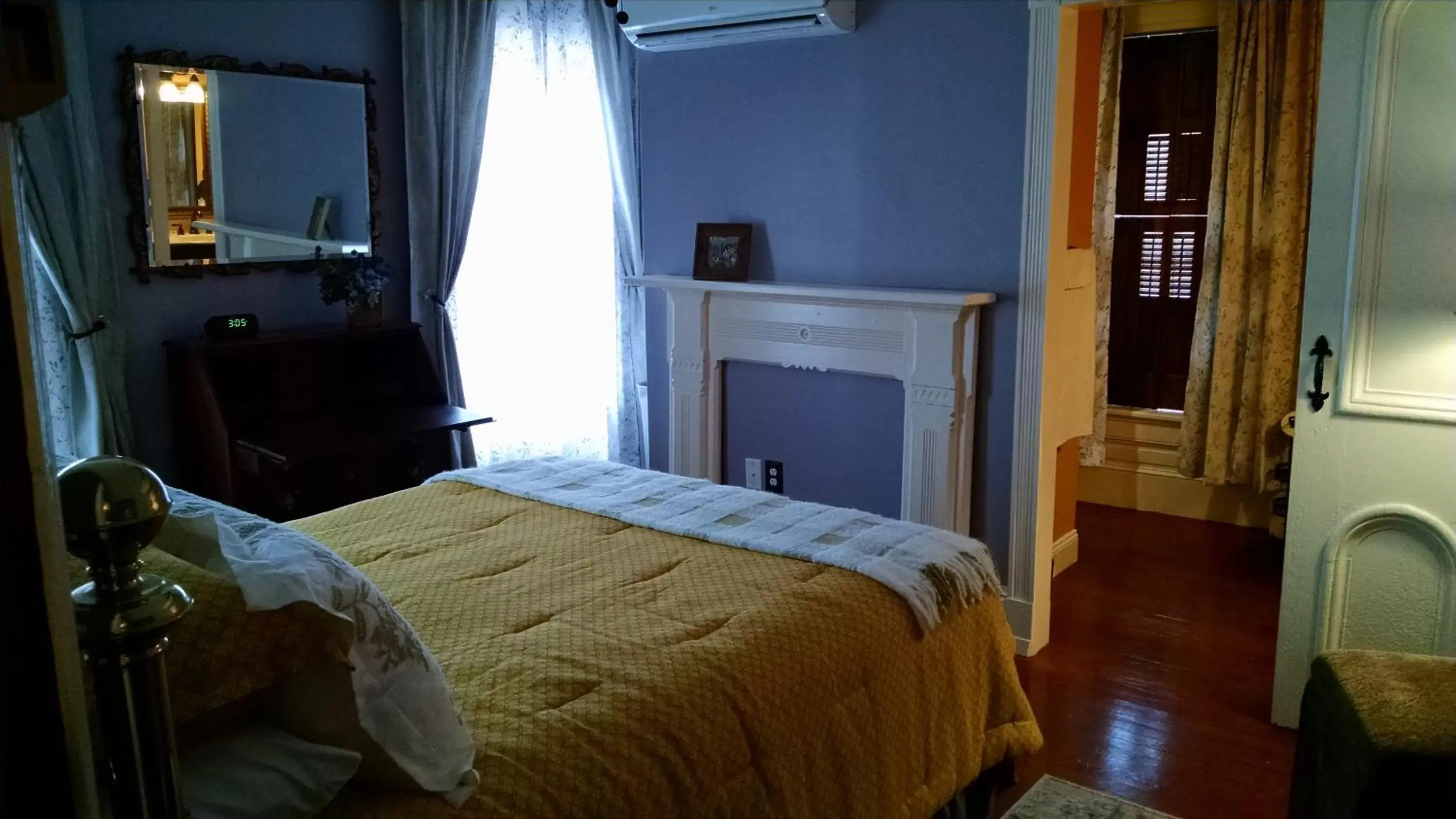 Photo of the whole room, Bed in Georges on York B&B