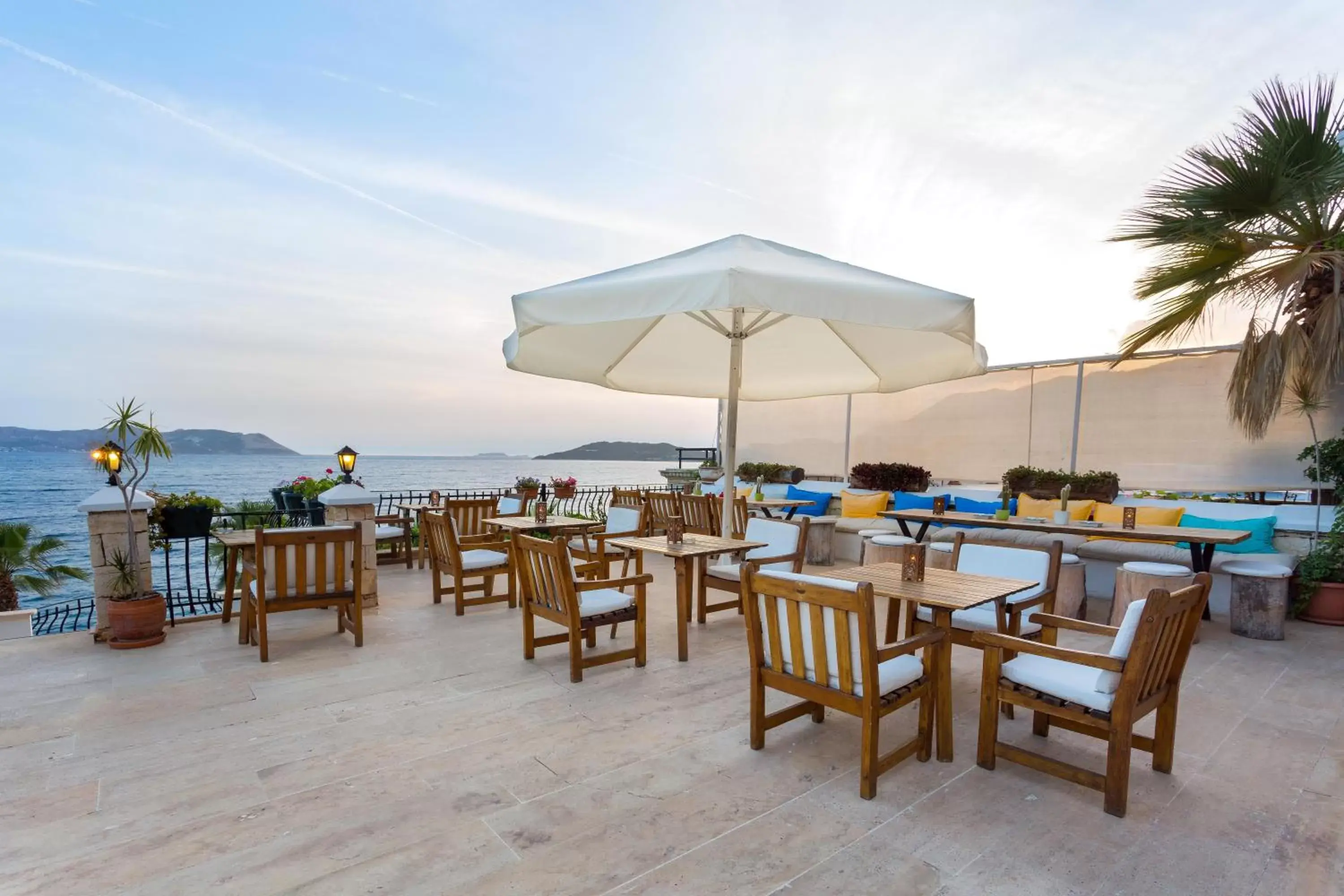 Balcony/Terrace, Restaurant/Places to Eat in Aqua Princess Hotel