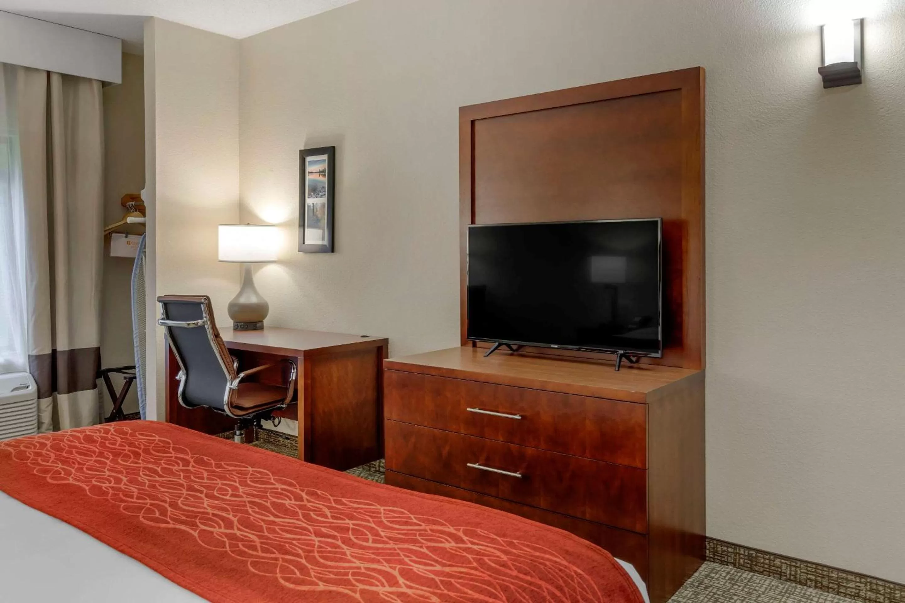 Photo of the whole room, Bed in comfort & inn Suites