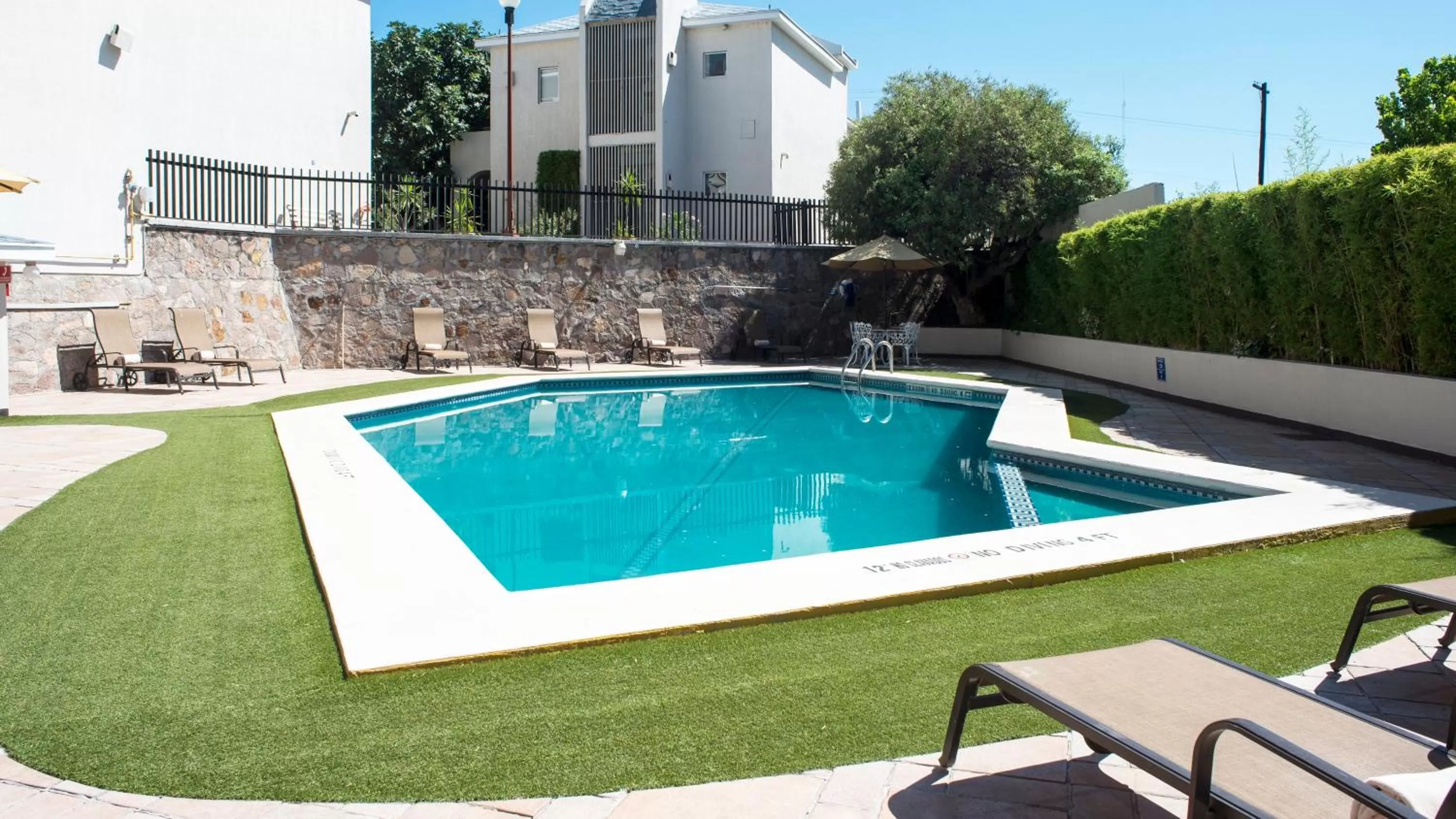 Swimming pool in Holiday Inn & Suites Chihuahua Expo by IHG