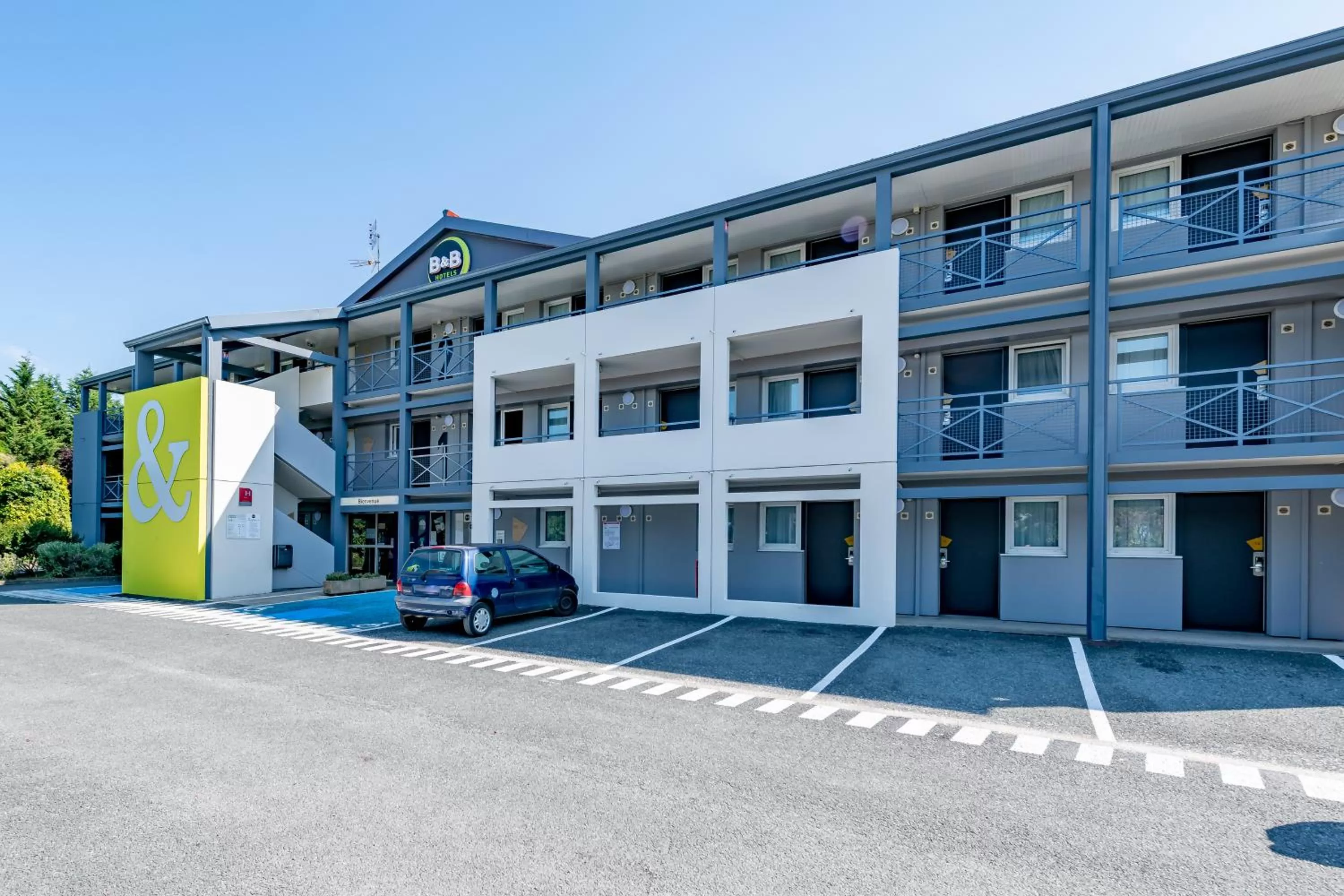 Facade/entrance in B&B HOTEL Périgueux Boulazac