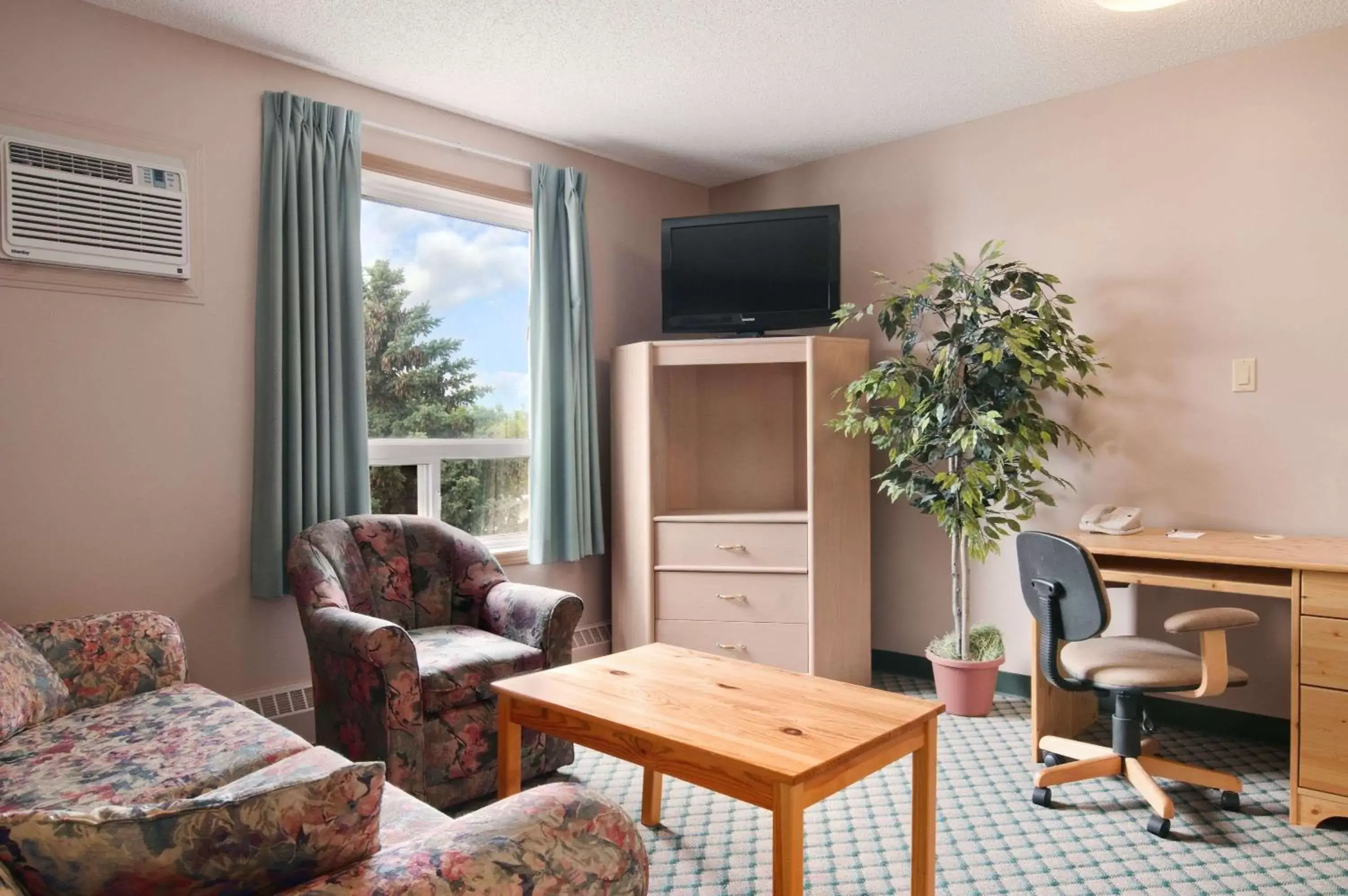 Photo of the whole room, TV/Entertainment Center in Travelodge by Wyndham Edmonton Airport