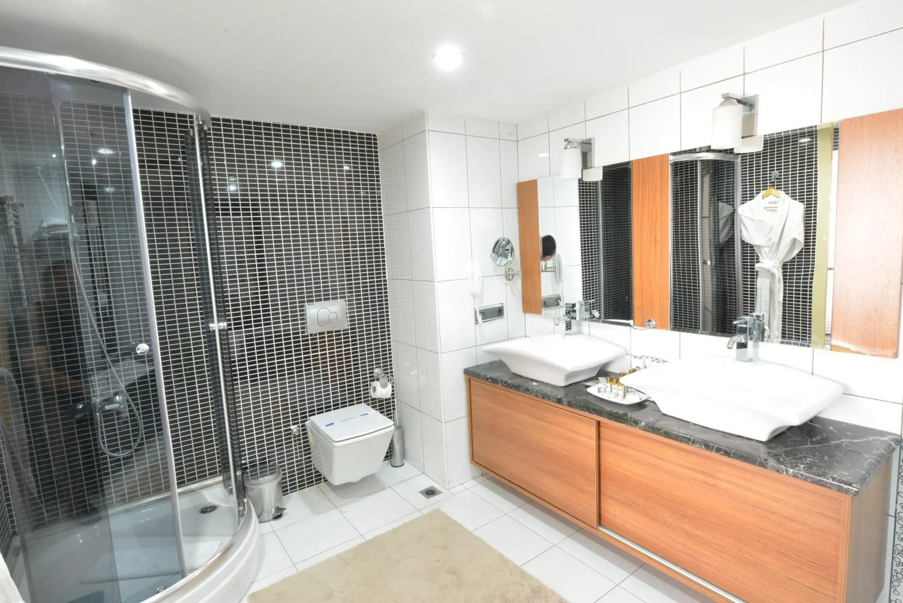 Shower, Bathroom in Anadolu Hotels Esenboga Thermal