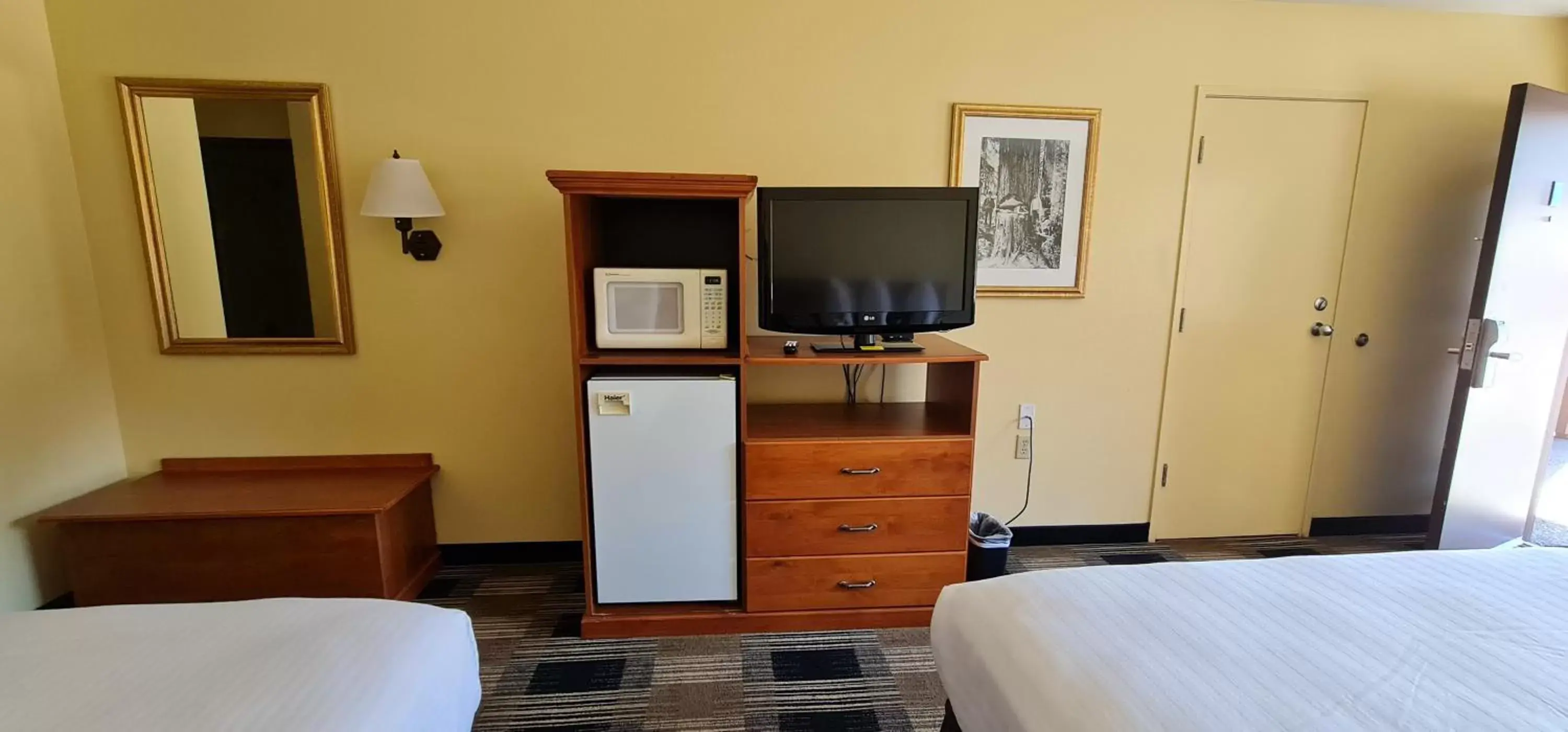 TV and multimedia, Bed in Oakridge Inn & Suites TV and multimedia, Bed in Oakridge Inn & Suites