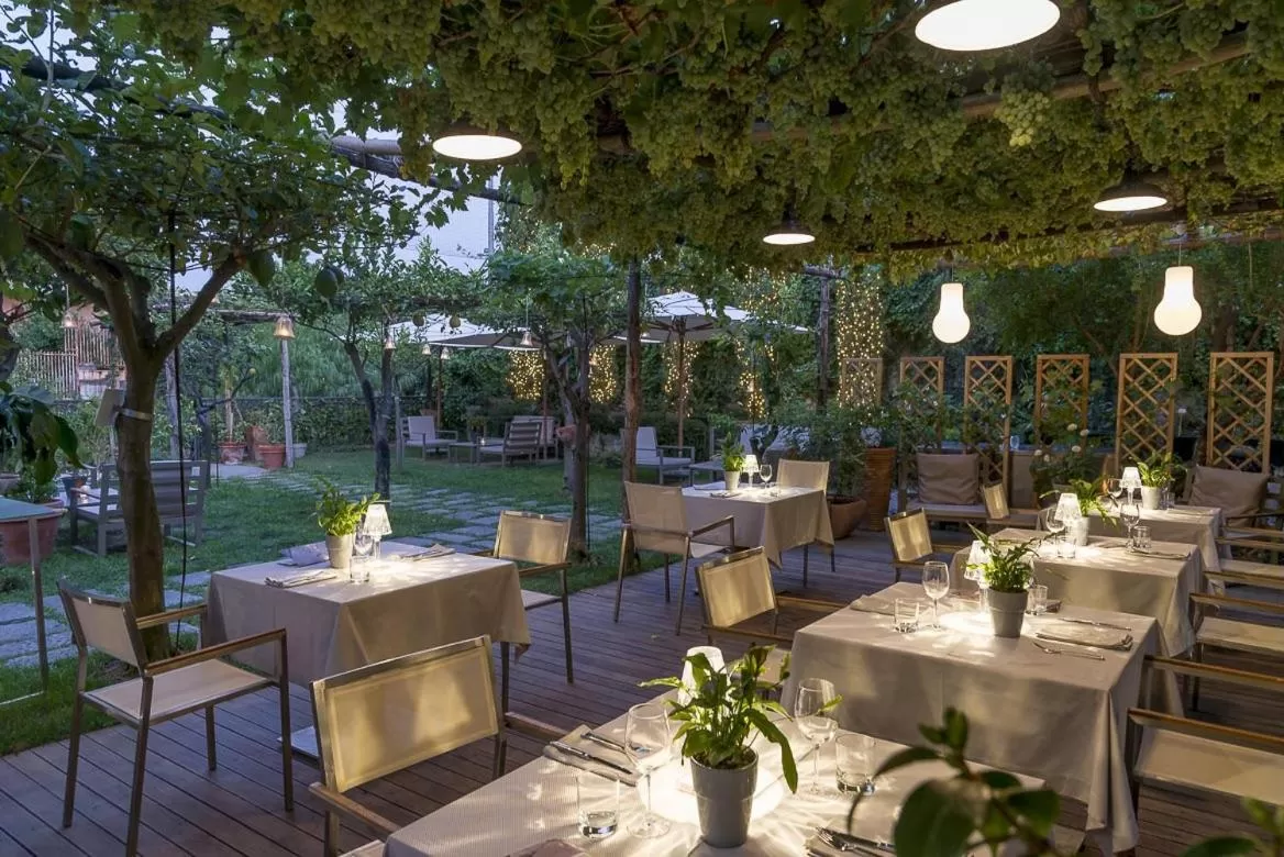 Restaurant/places to eat in Hotel Forum