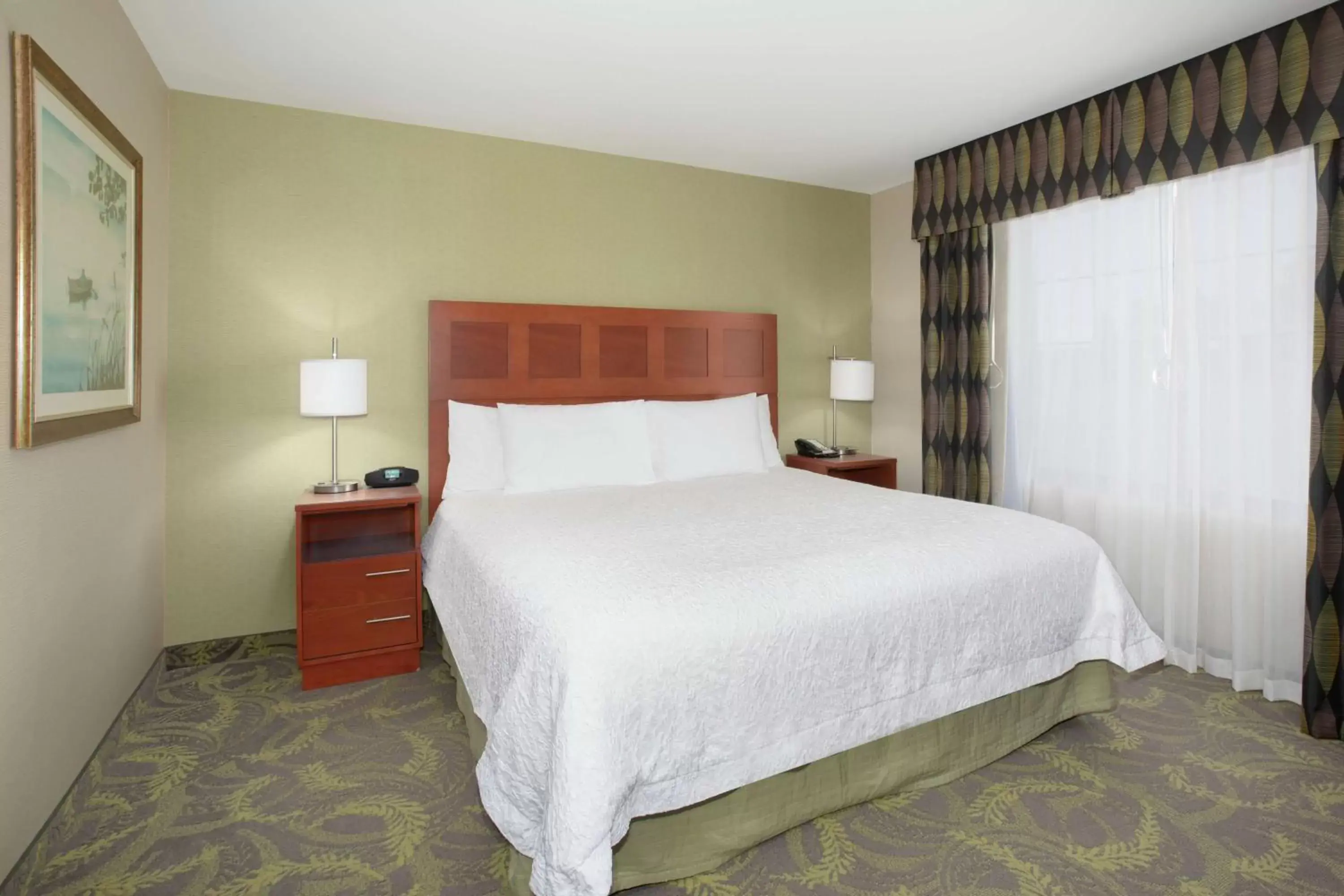Bed in Hampton Inn & Suites Astoria