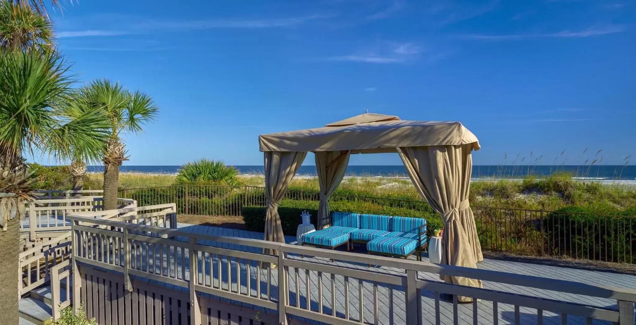 Swimming pool in Omni Hilton Head Oceanfront Resort