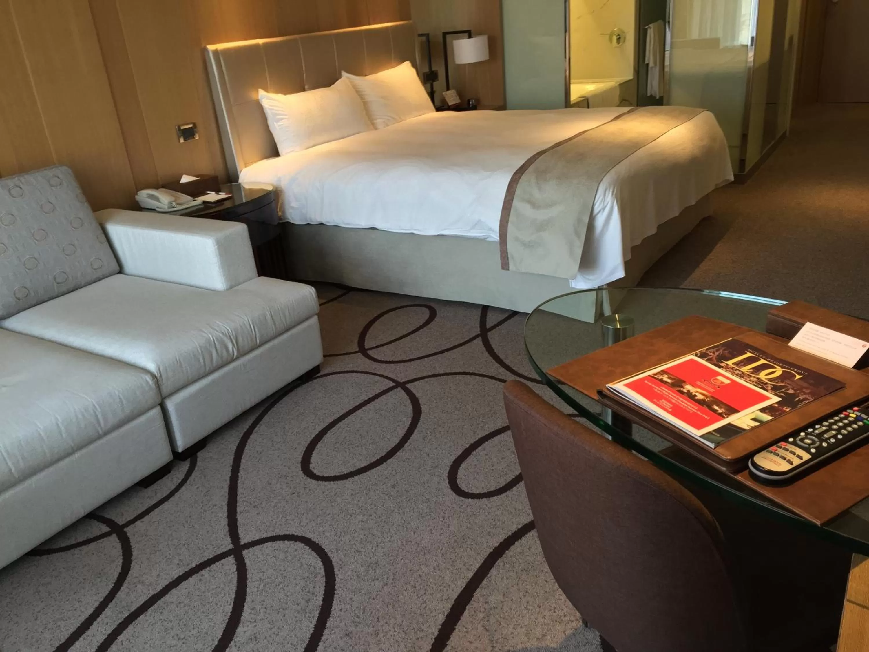 Photo of the whole room, Bed in Kaohsiung Chateau de Chine Hotel