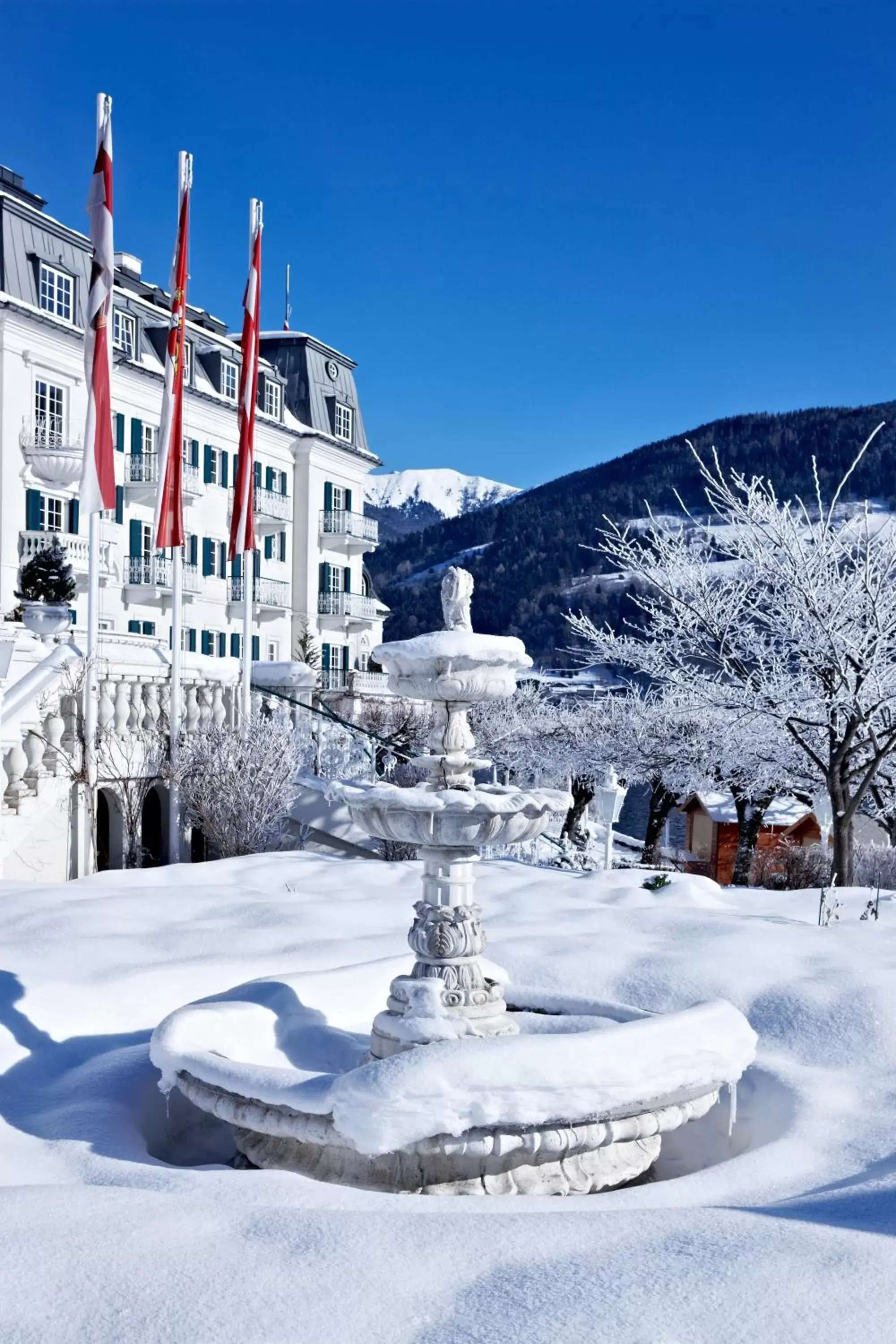 Facade/entrance, Winter in Grand Hotel Zell am See