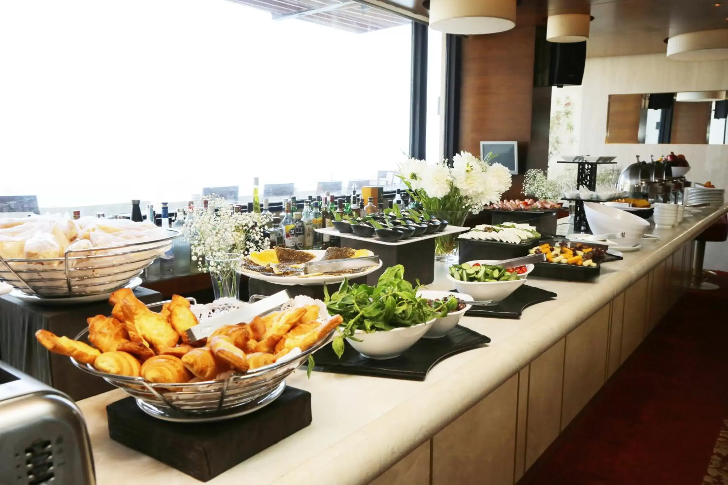 Restaurant/places to eat in Bayview Hotel Beirut