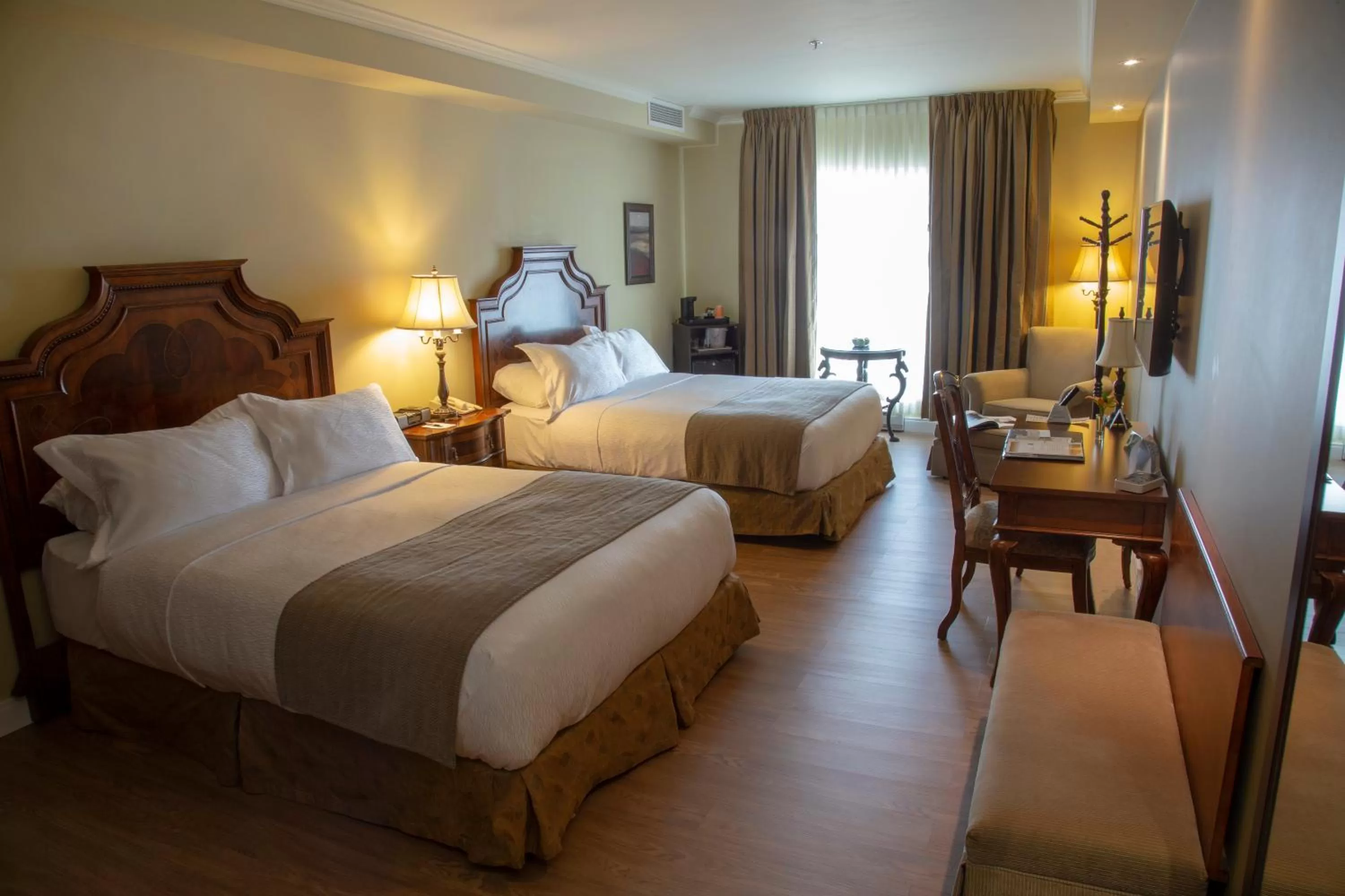 Photo of the whole room, Bed in Hotel Brossard