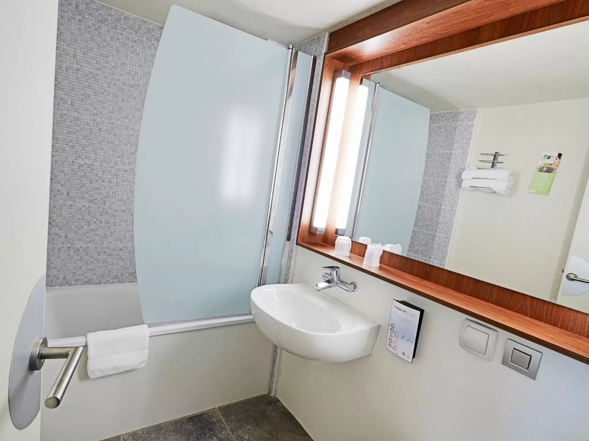 Bathroom in Campanile Aix-Les-Bains