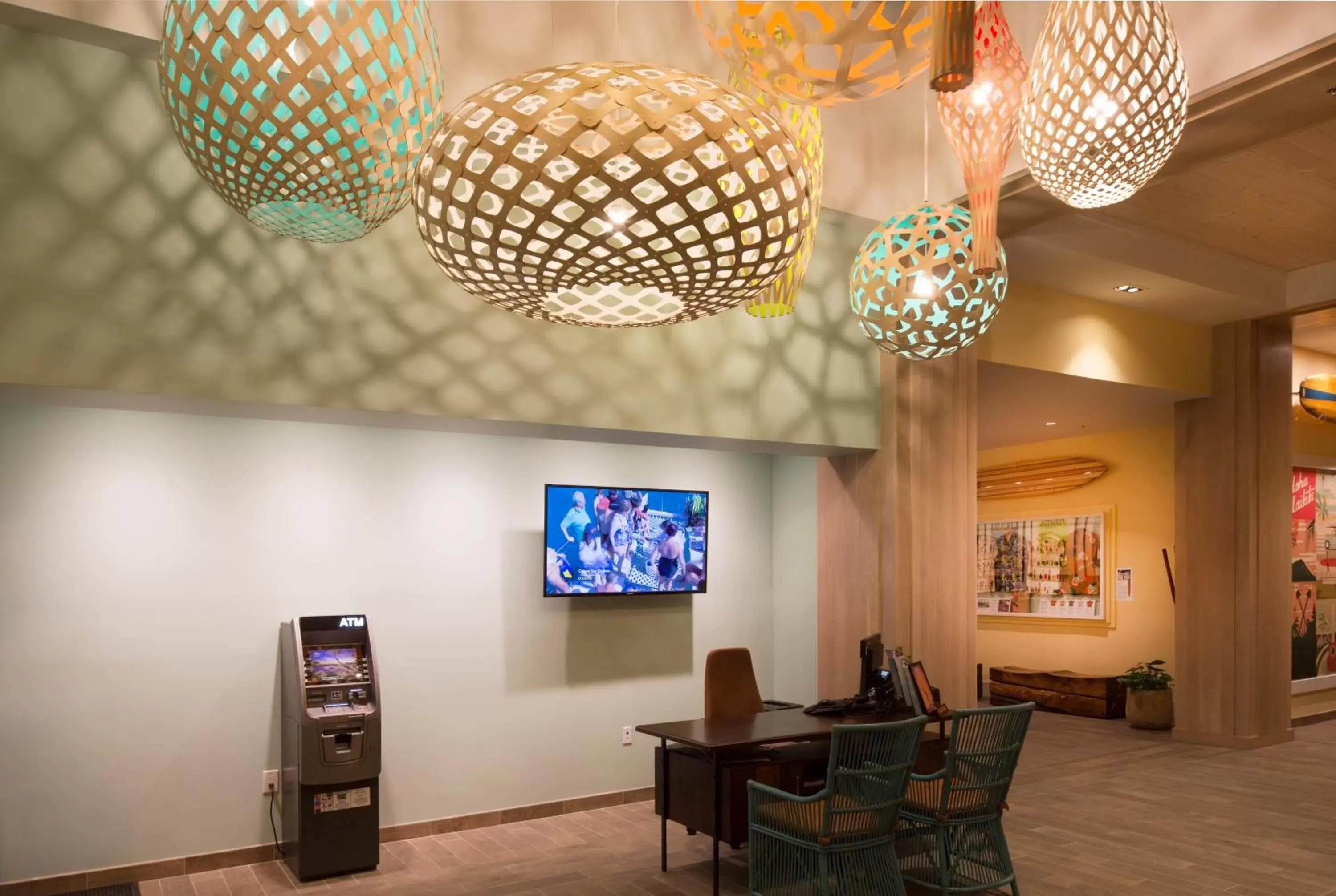 Lobby or reception, TV/Entertainment Center in Queen Kapiolani Hotel