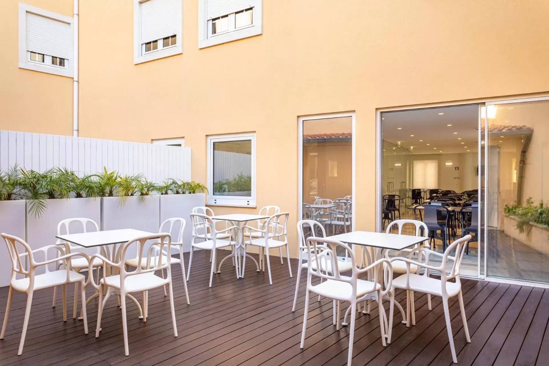 Balcony/Terrace, Restaurant/Places to Eat in Hotel Aveiro Center