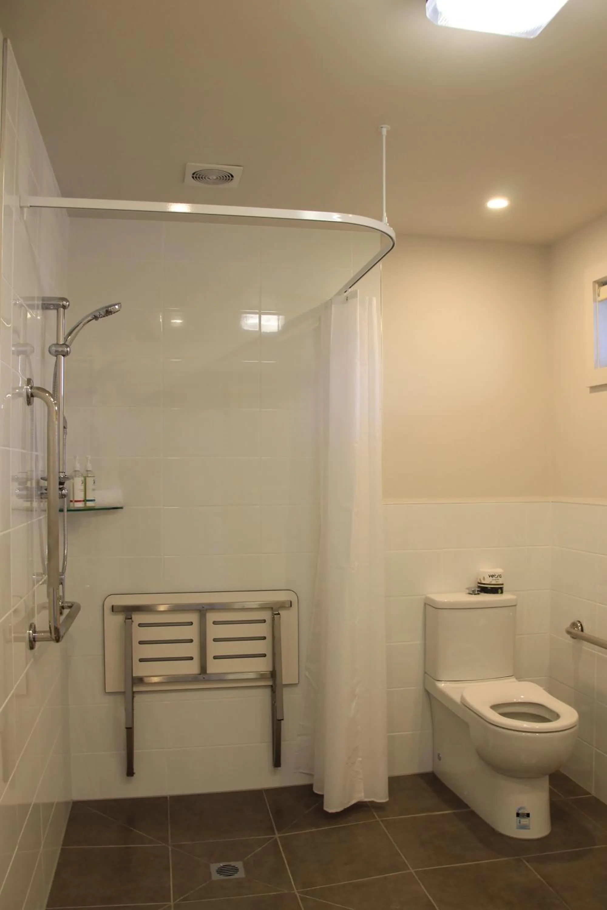 Bathroom in Acacia Lake View Motel