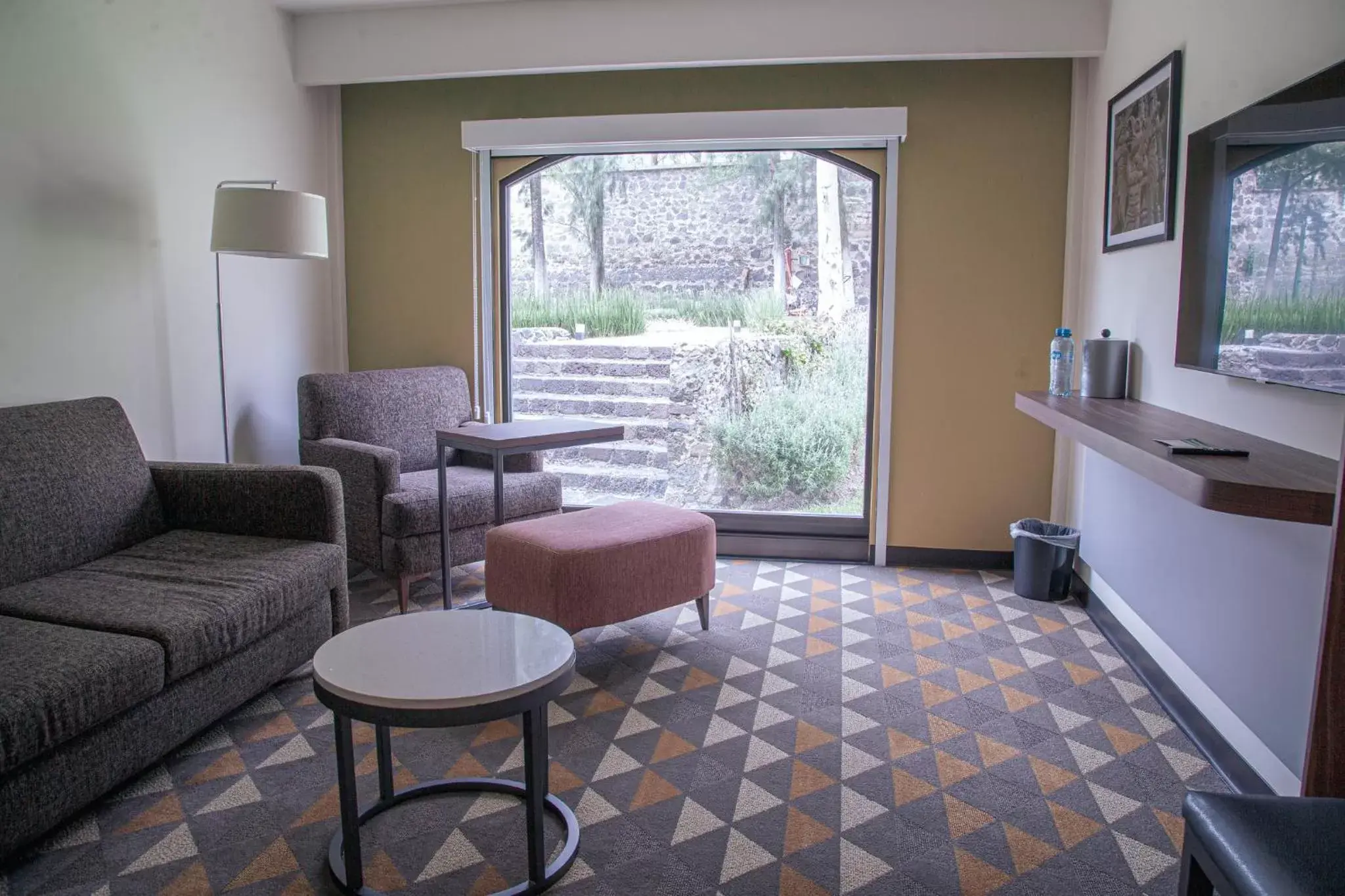 Photo of the whole room, Seating Area in Holiday Inn Tlaxcala, an IHG Hotel