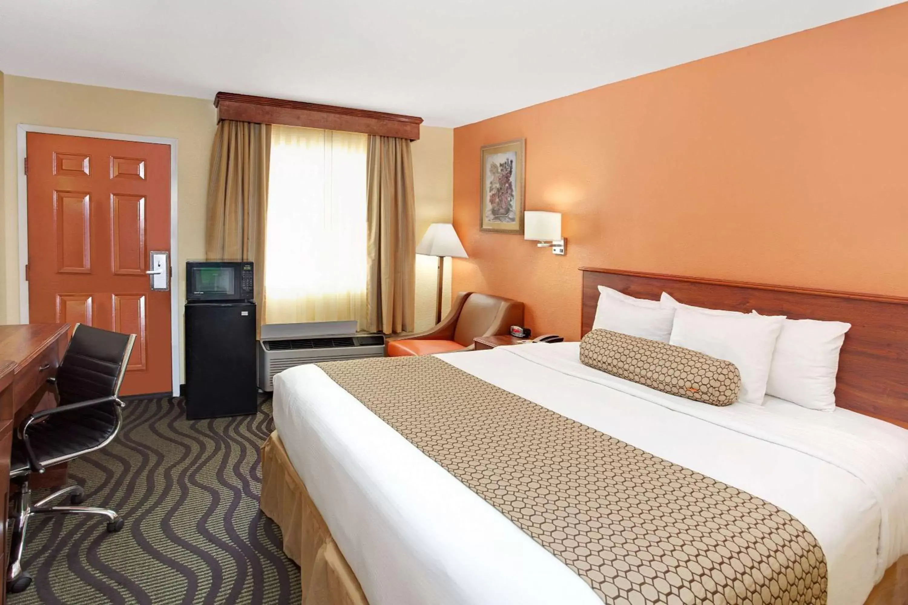 Photo of the whole room, Bed in Days Inn by Wyndham Acworth