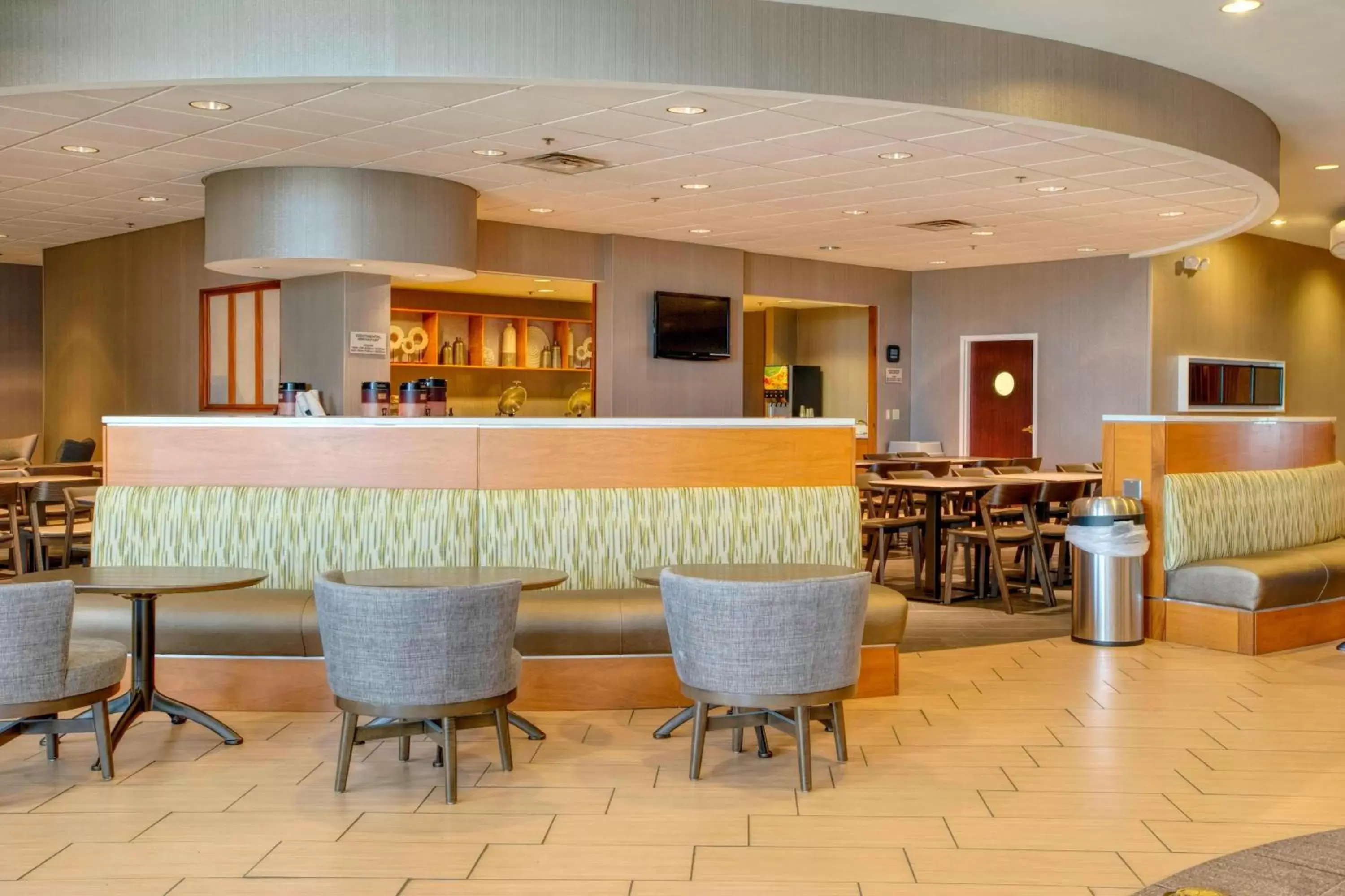 Breakfast, Lounge/Bar in SpringHill Suites by Marriott Lawrence Downtown