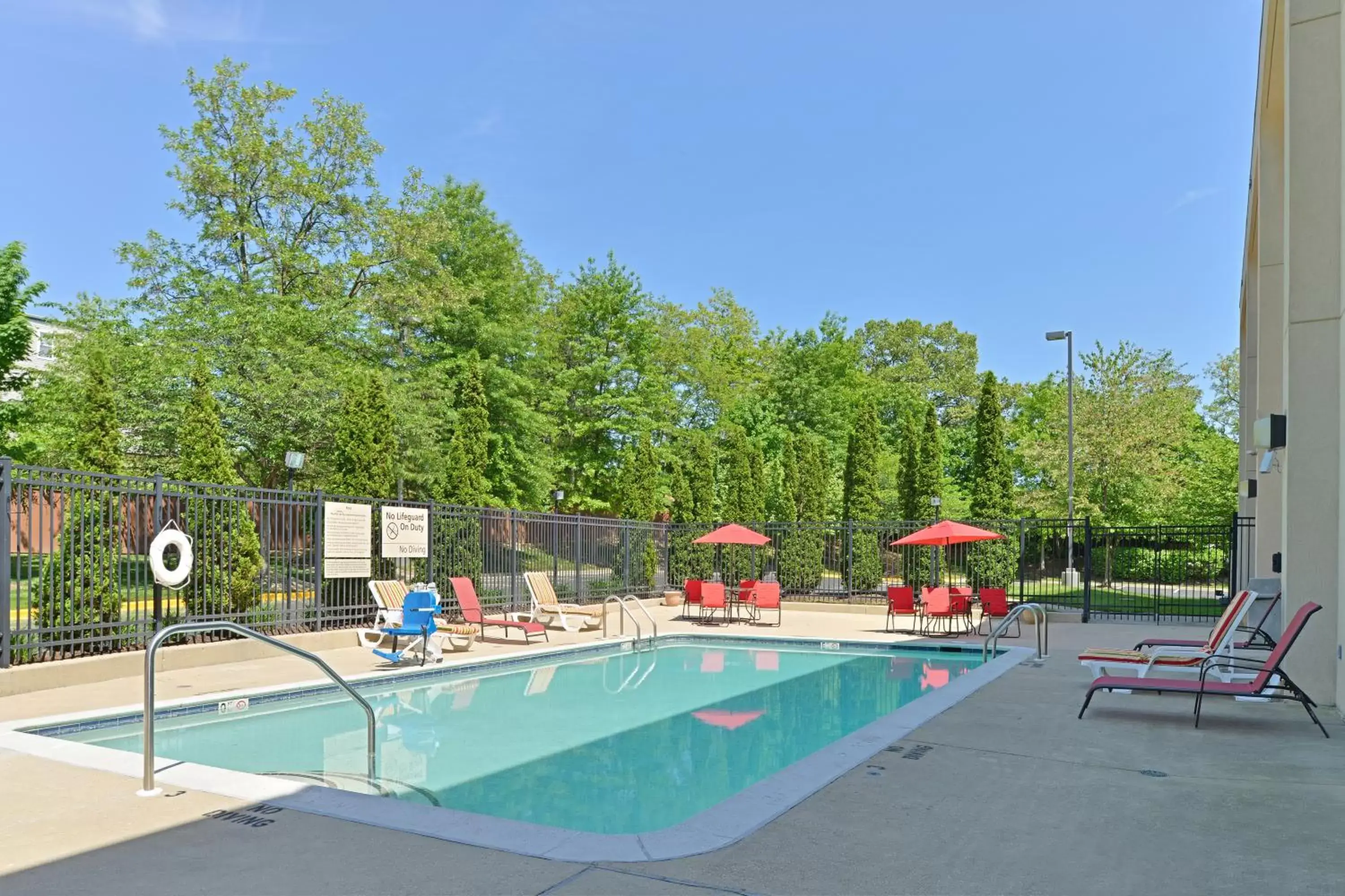 Swimming Pool in Comfort Inn Laurel - Fort Meade