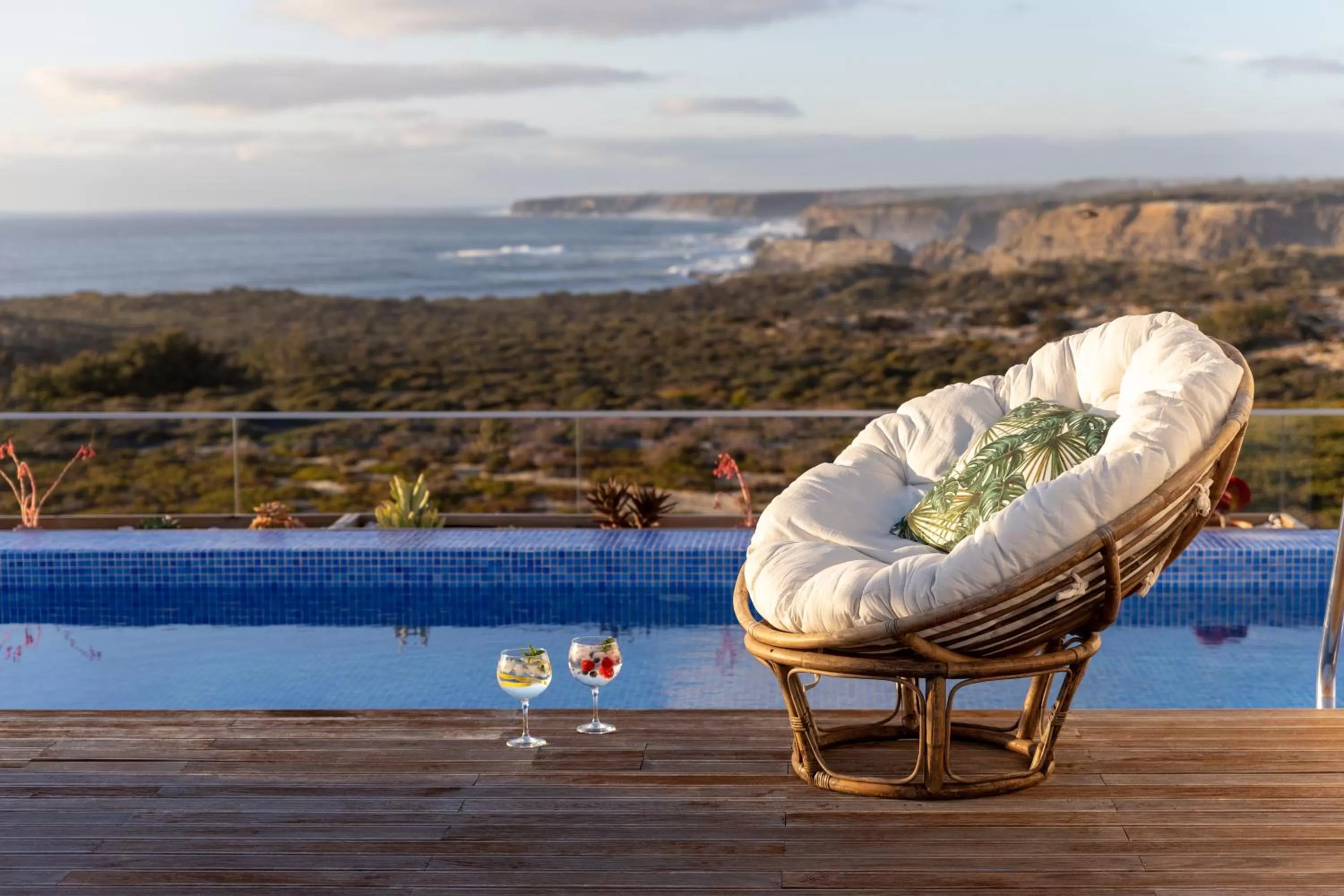 Swimming pool in Alojamento White Rose Boutique