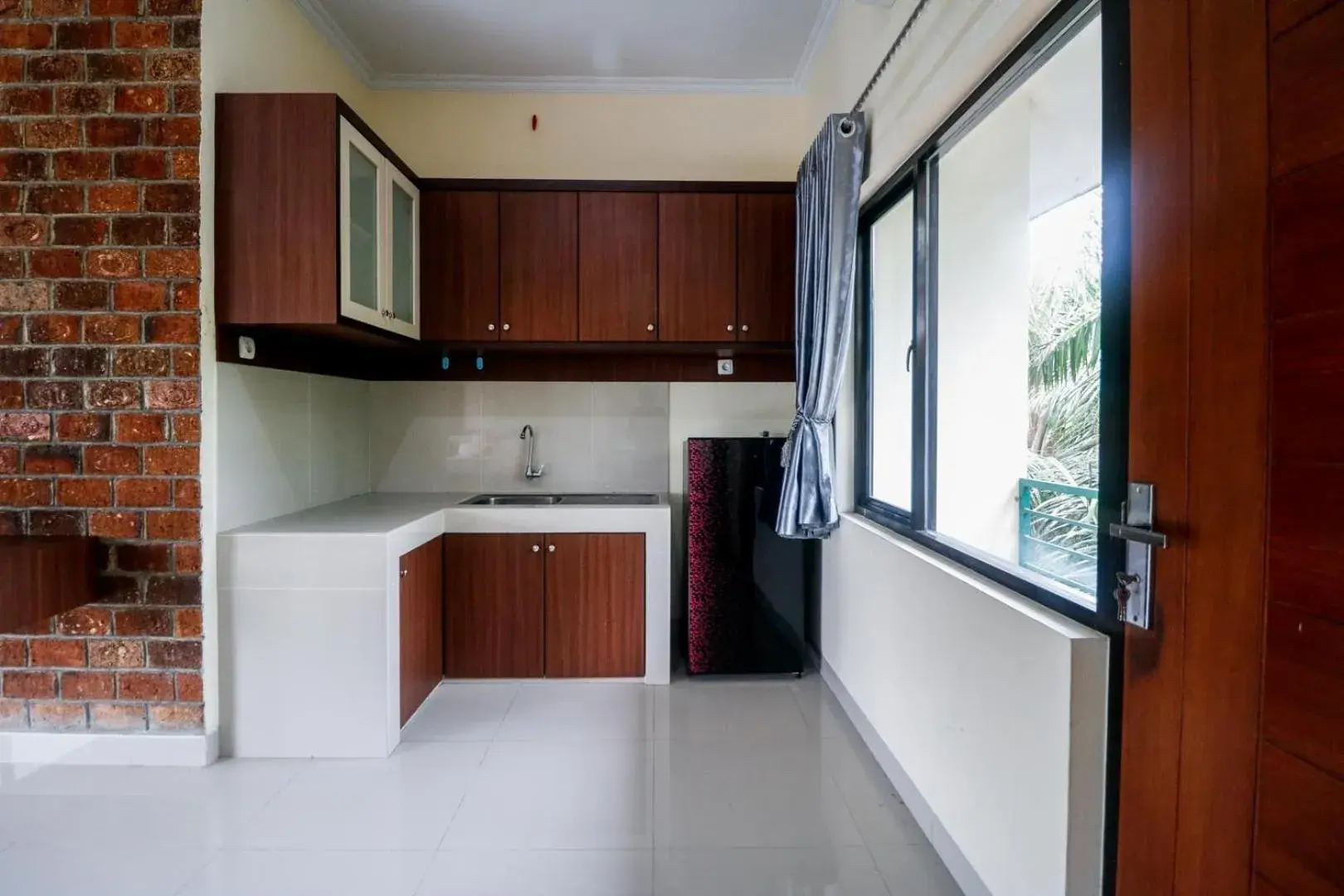Area and facilities, Kitchen/Kitchenette in RedDoorz Plus near Kualanamu Airport