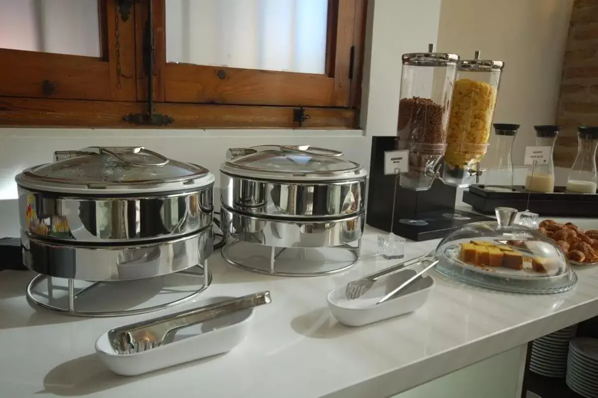 Buffet breakfast, Kitchen/Kitchenette in Hotel Maria Cristina