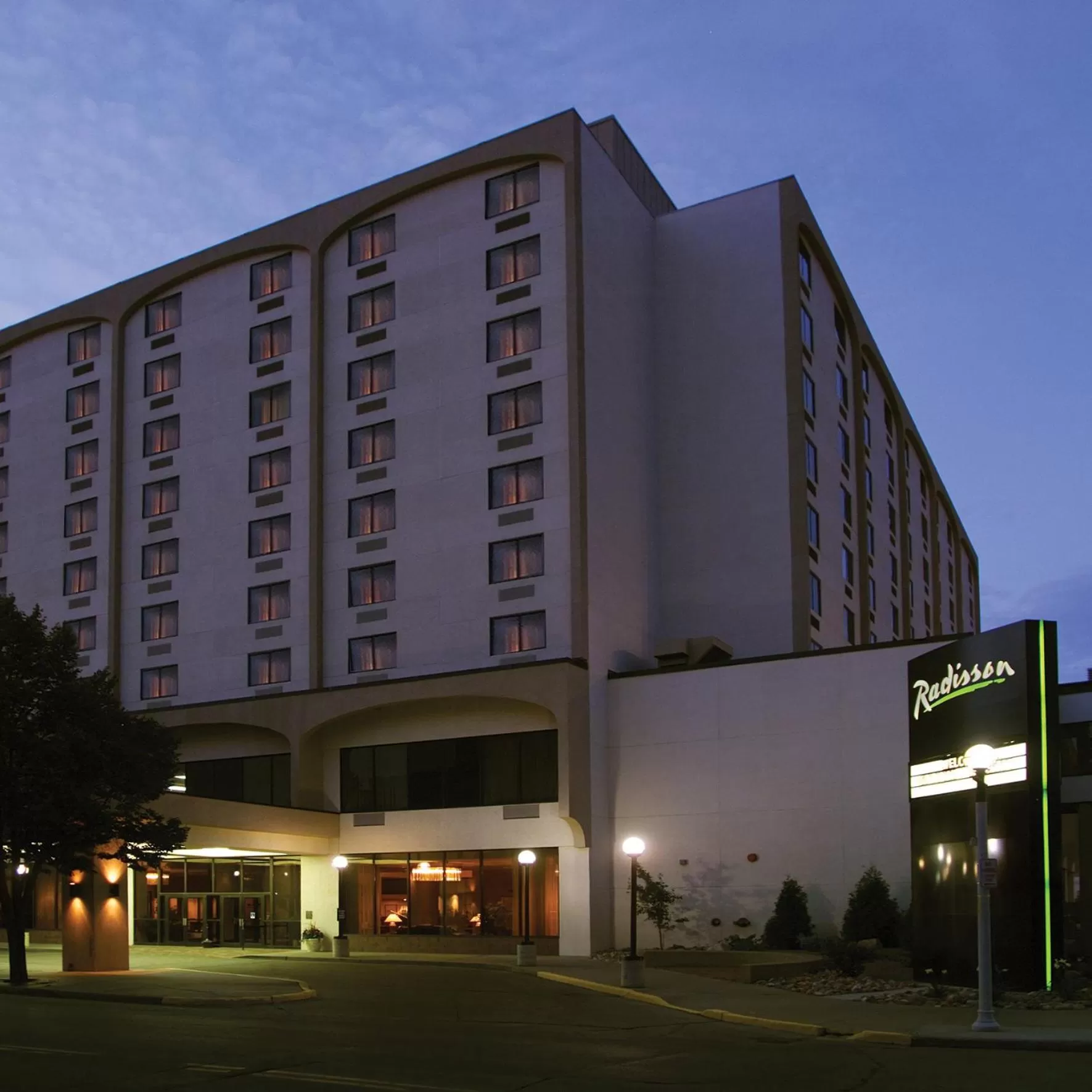 Property building in Radisson Hotel Bismarck