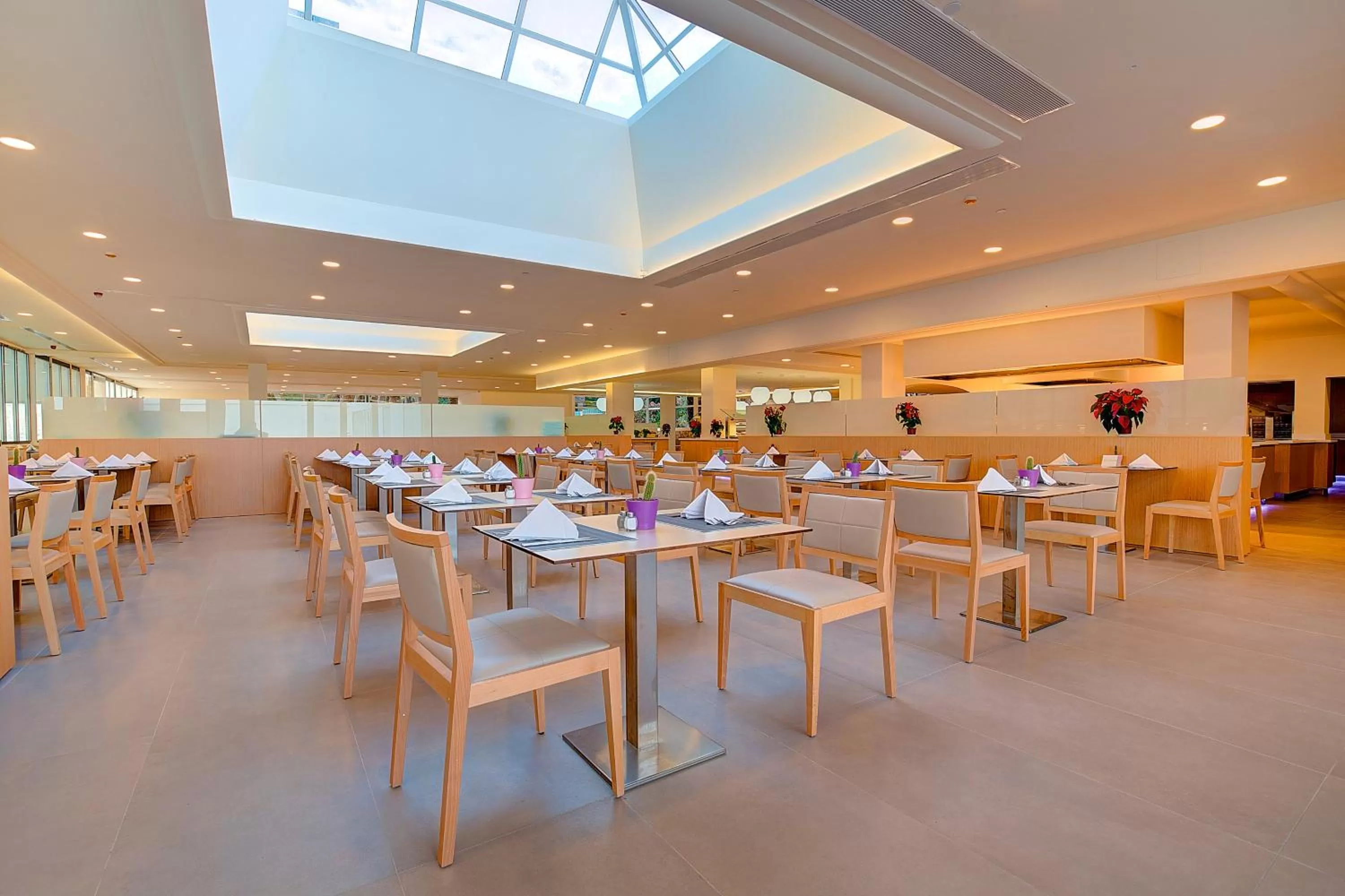 Restaurant/places to eat in SBH Monica Beach Resort