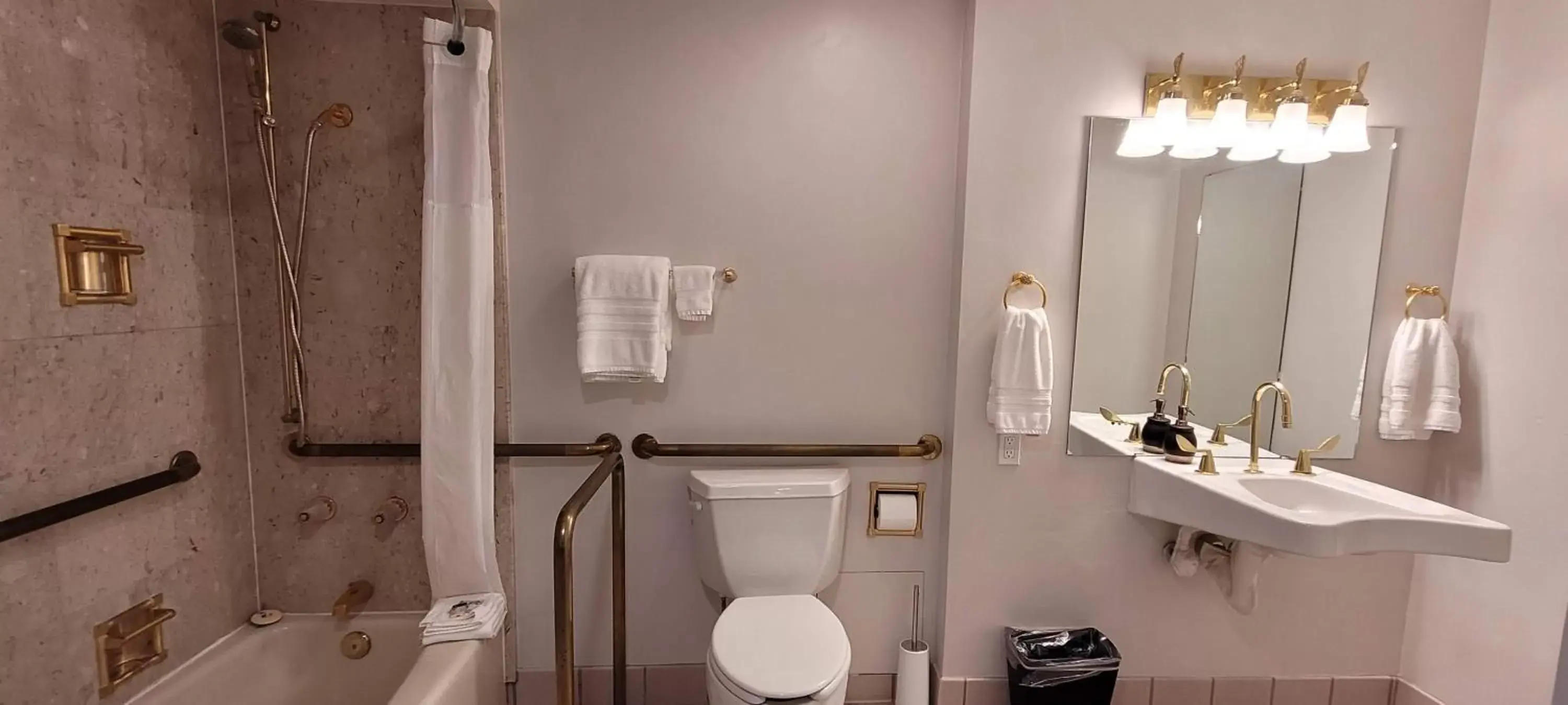 Bathroom in Hotel Phillips