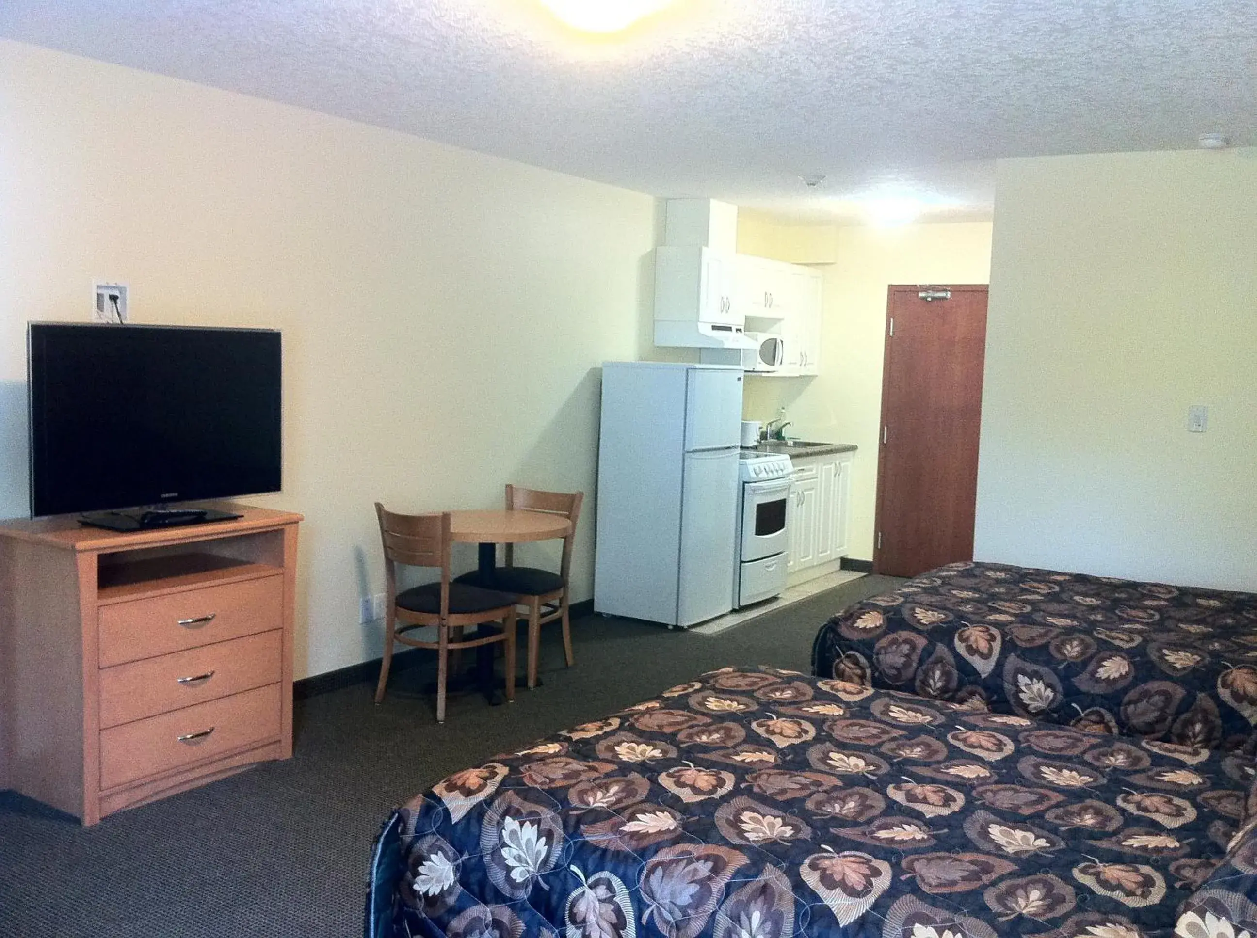 Bed, TV/Entertainment Center in Circle 6 Motel