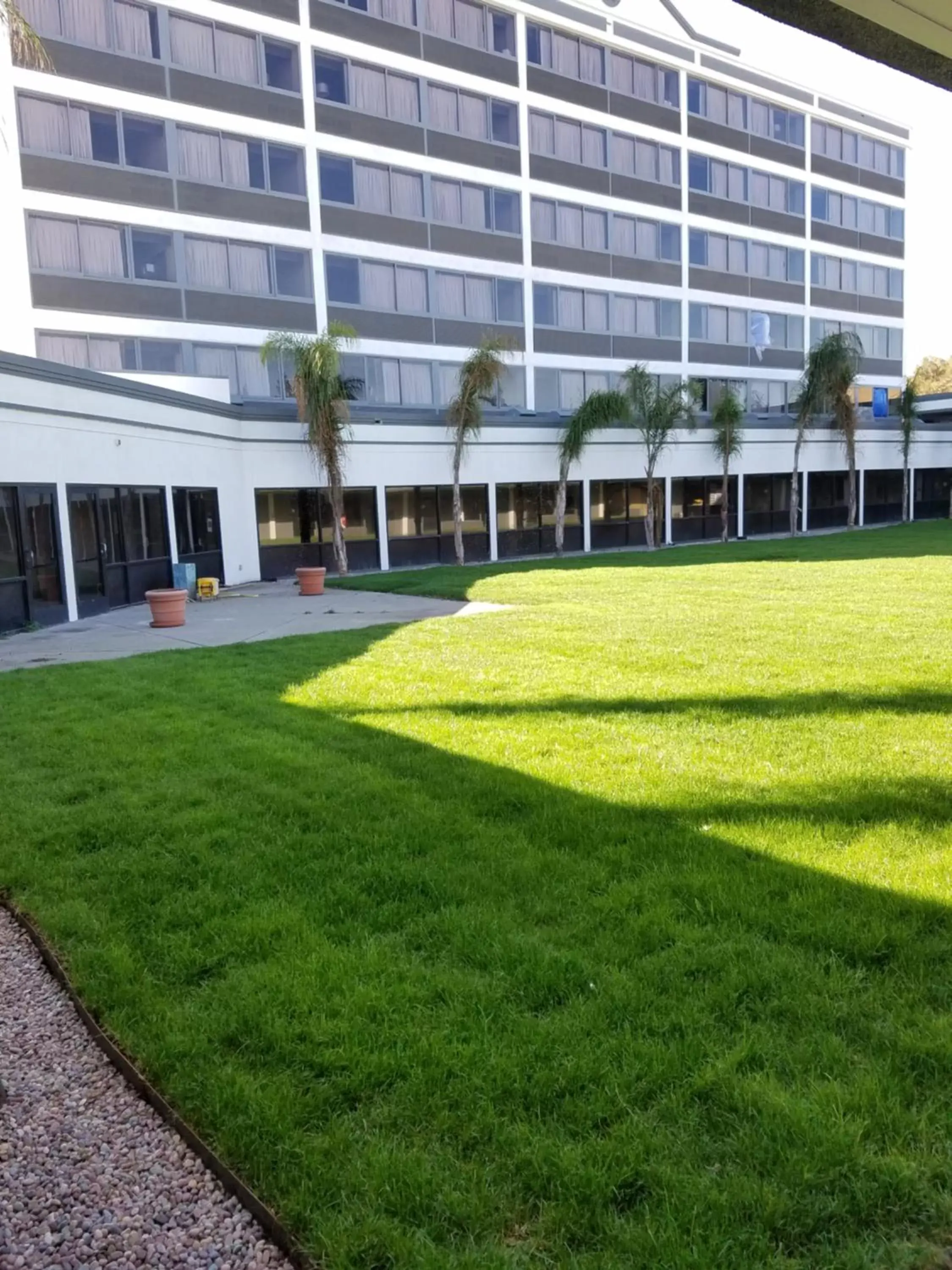 Inner courtyard view, Property Building in Radisson Hotel Oakland Airport