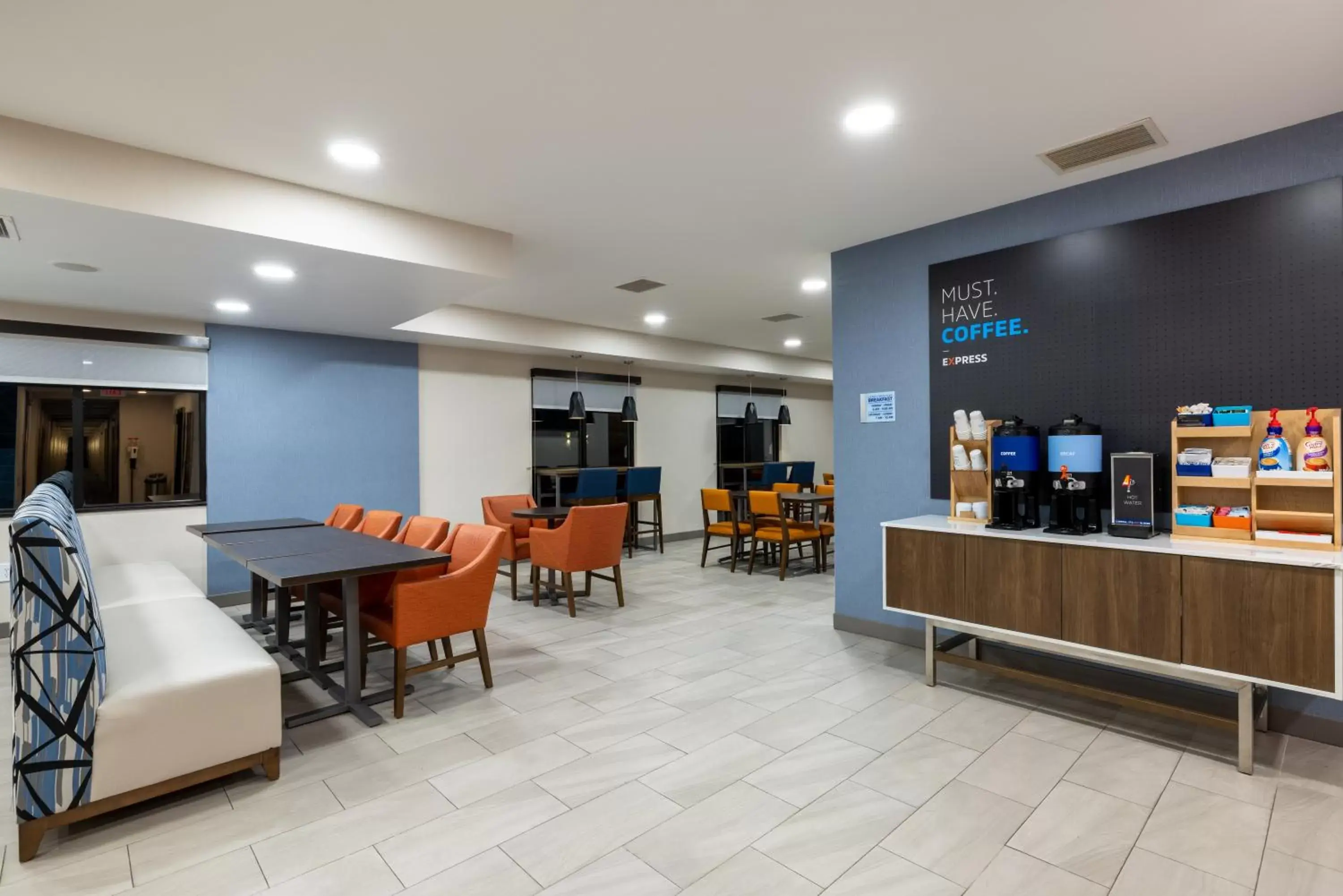 Coffee/tea facilities, Restaurant/Places to Eat in Holiday Inn Express Rochester South - Mayo Area, an IHG Hotel