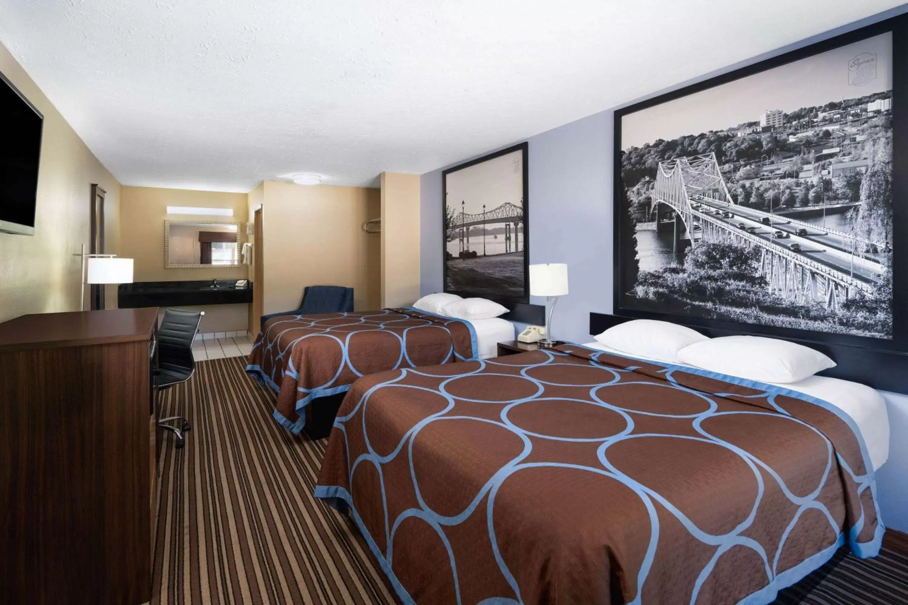 Photo of the whole room, Bed in Super 8 by Wyndham Gadsden AL