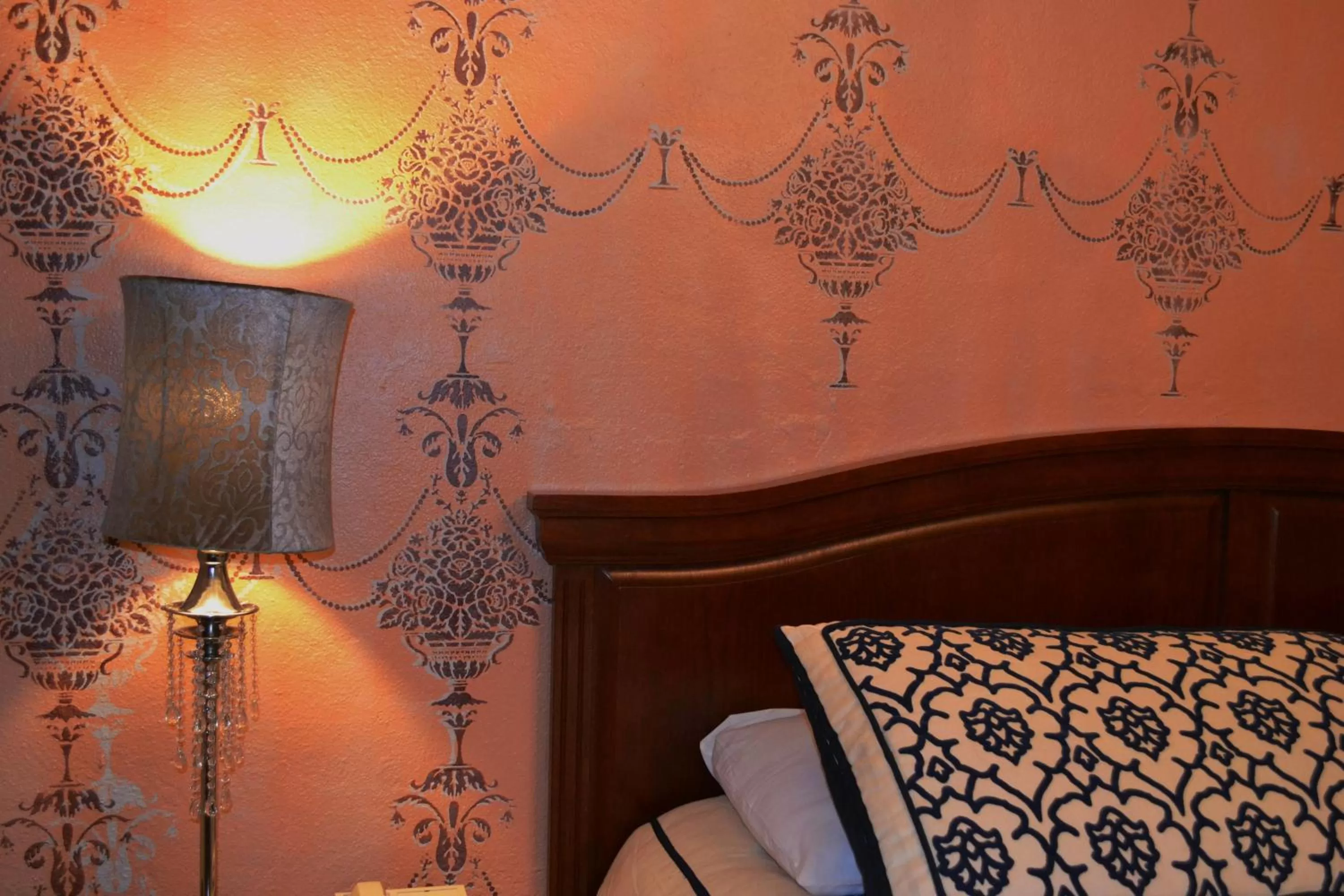 Decorative detail, Bed in Chardonnay Lodge