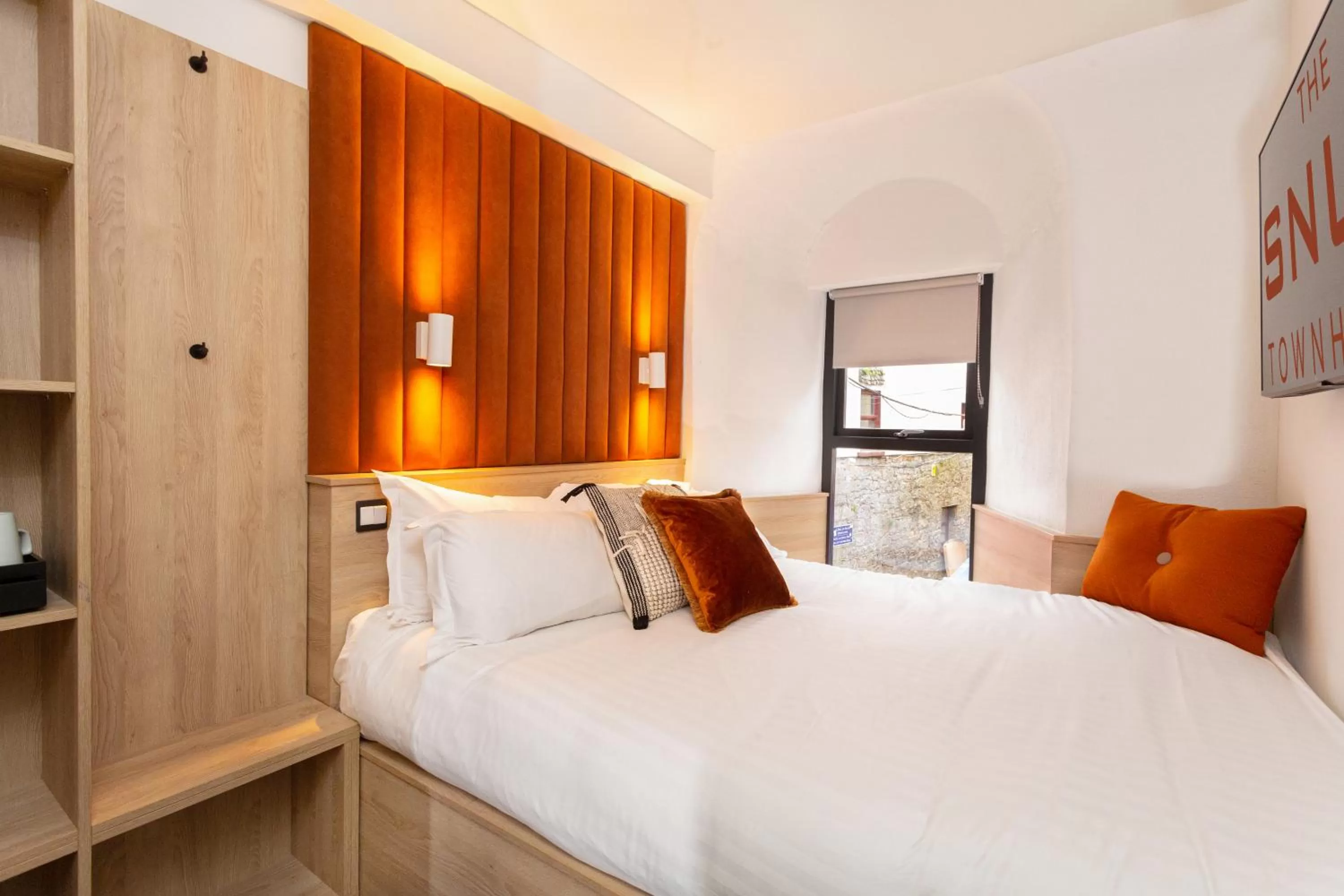 Bed in The Snug Townhouse