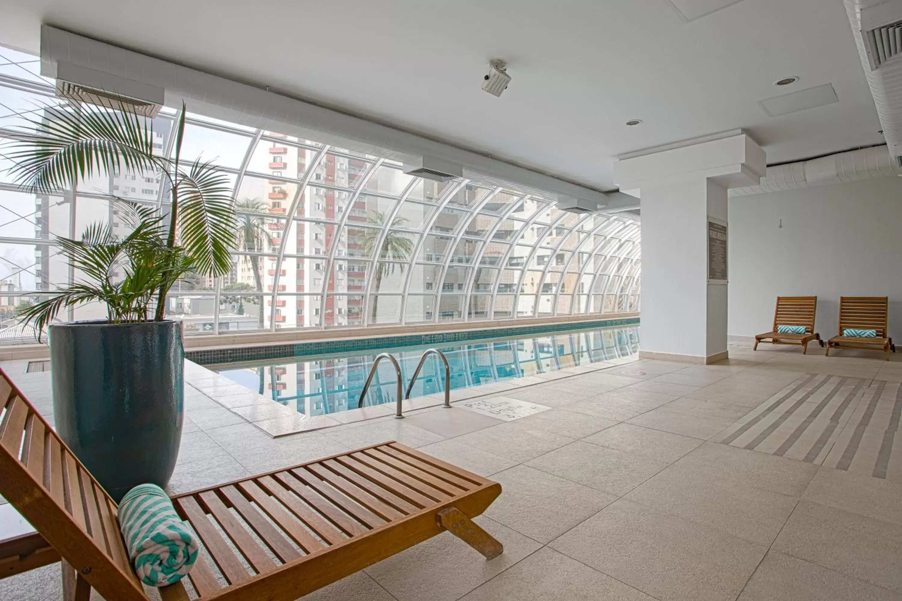 Pool view, Swimming Pool in QOYA Hotel Curitiba, Curio Collection by Hilton
