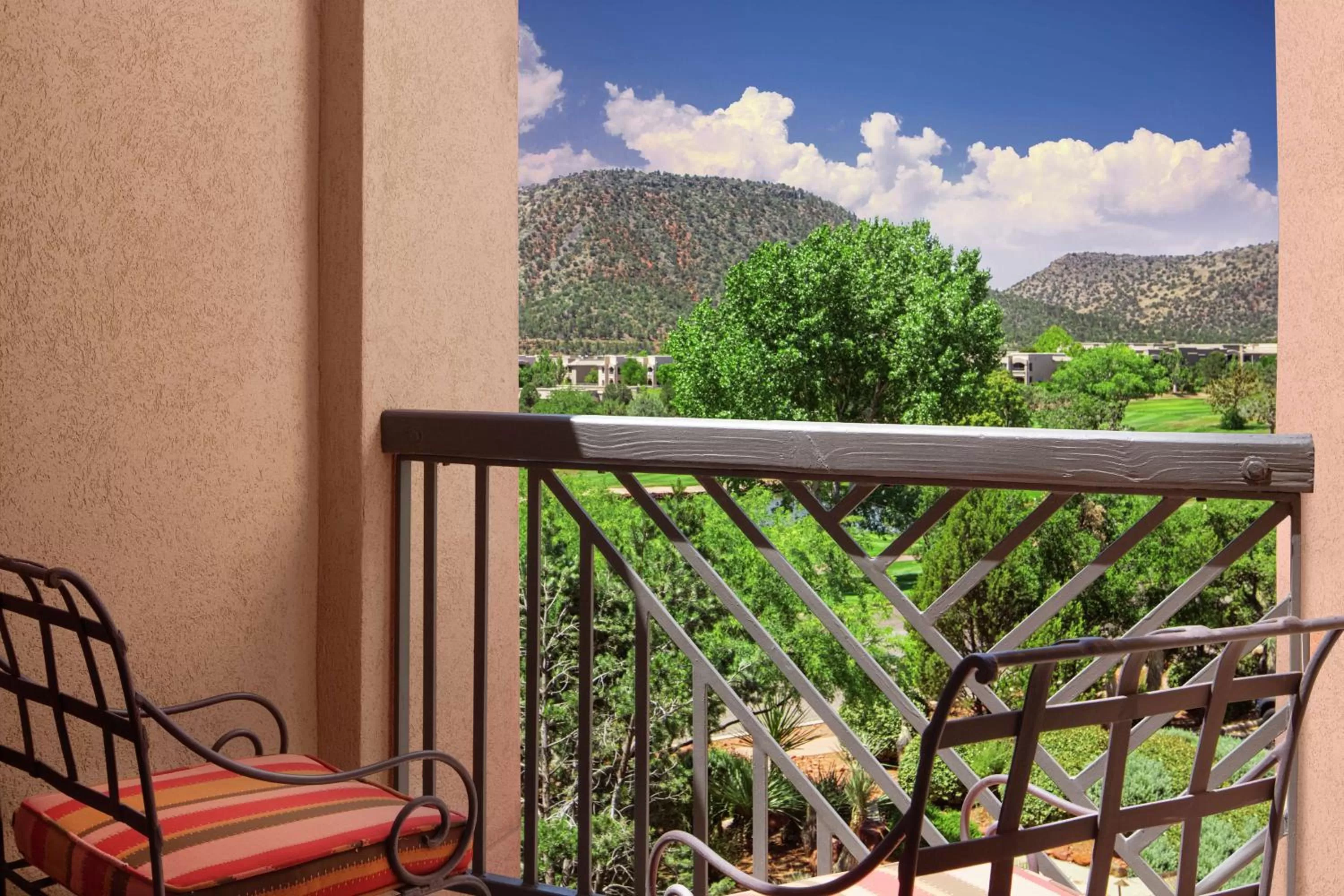 King Room with Golf View in Hilton Sedona Resort at Bell Rock