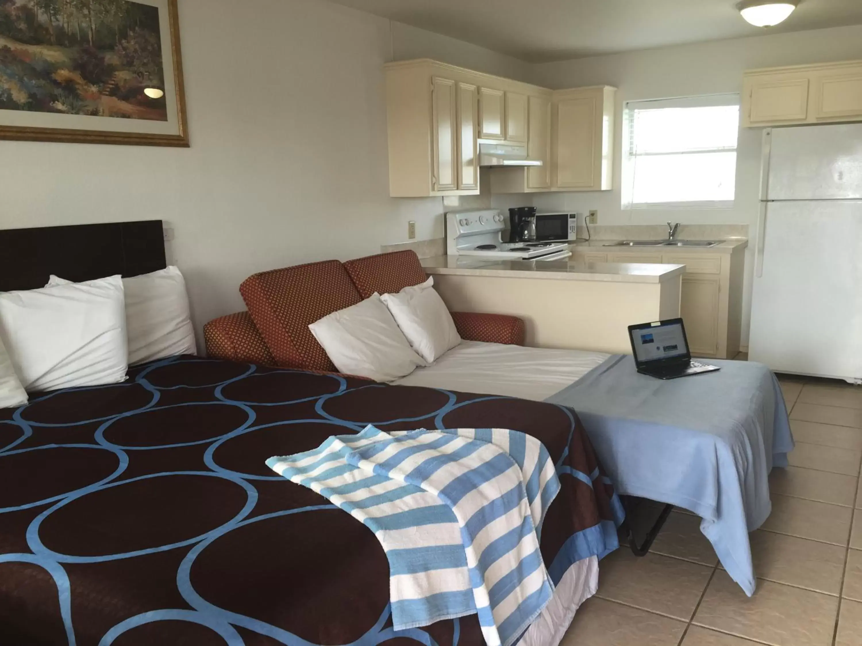 Two-Bedroom Queen Suite with Sofa Bed in Port Isla Inn