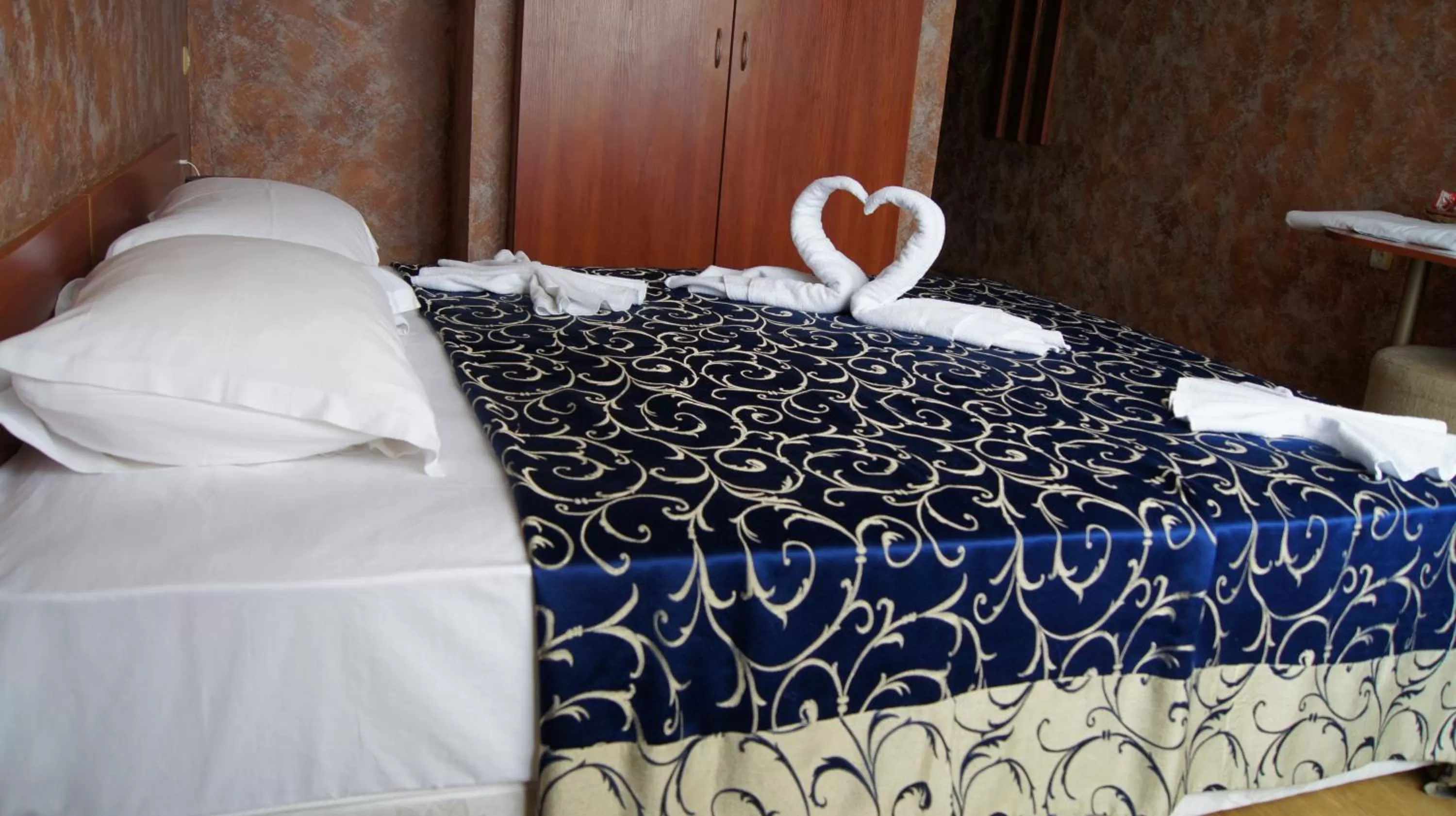 Bed in Hotel Akord - Free Parking & Metro Access