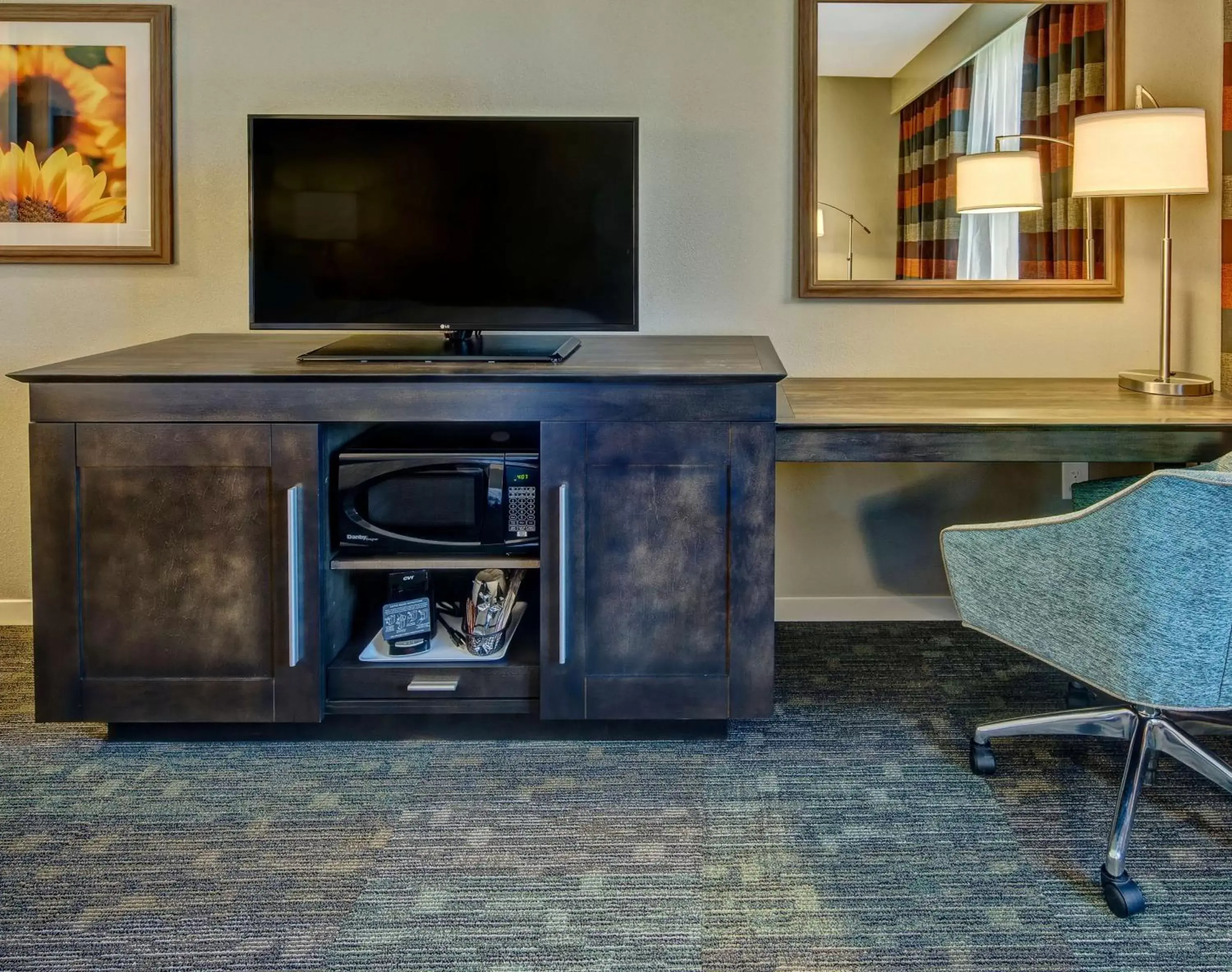 Bed, TV/Entertainment Center in Hampton Inn & Suites Memphis Germantown