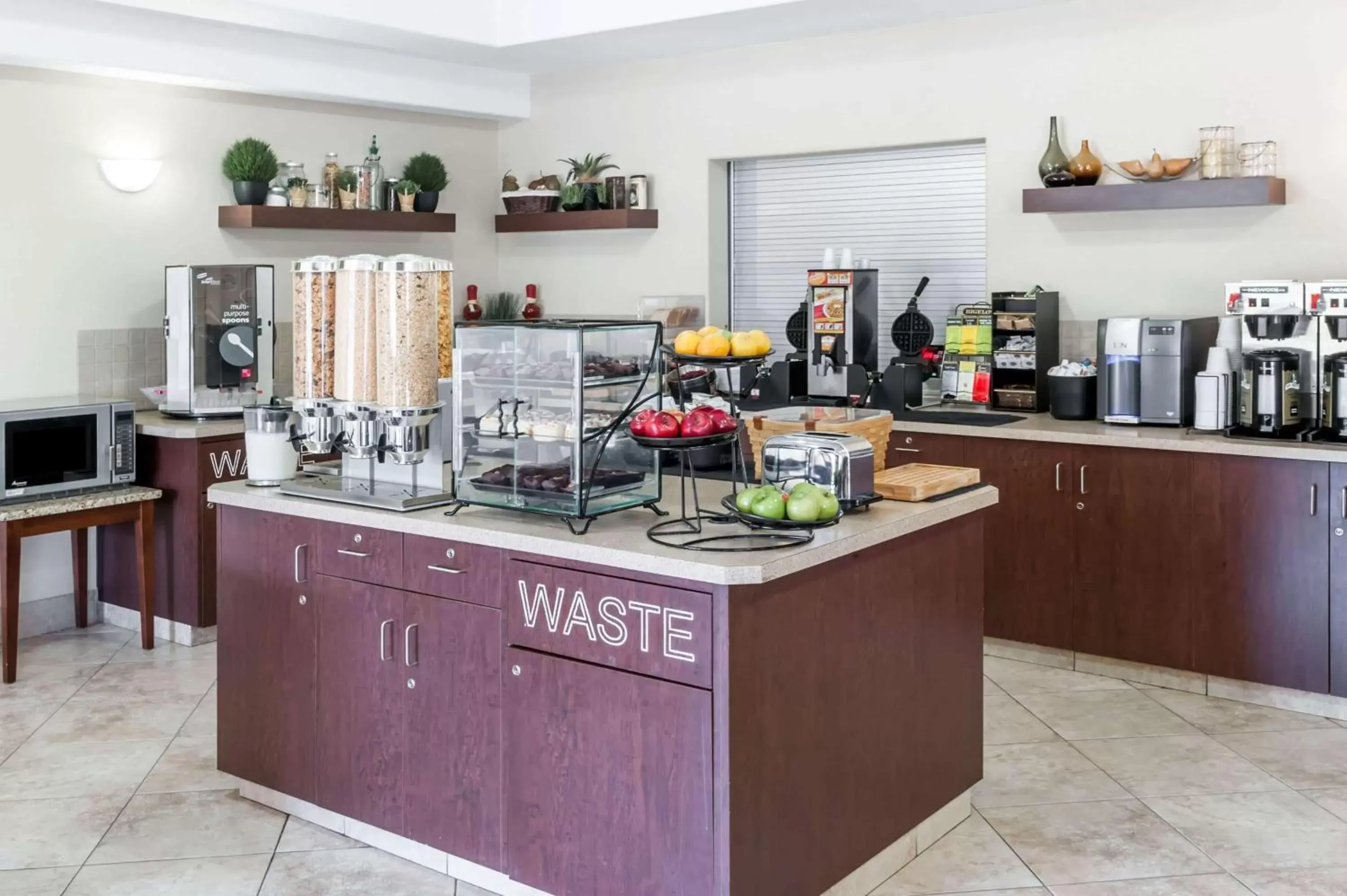 Restaurant/places to eat, Kitchen/Kitchenette in Ramada by Wyndham High River