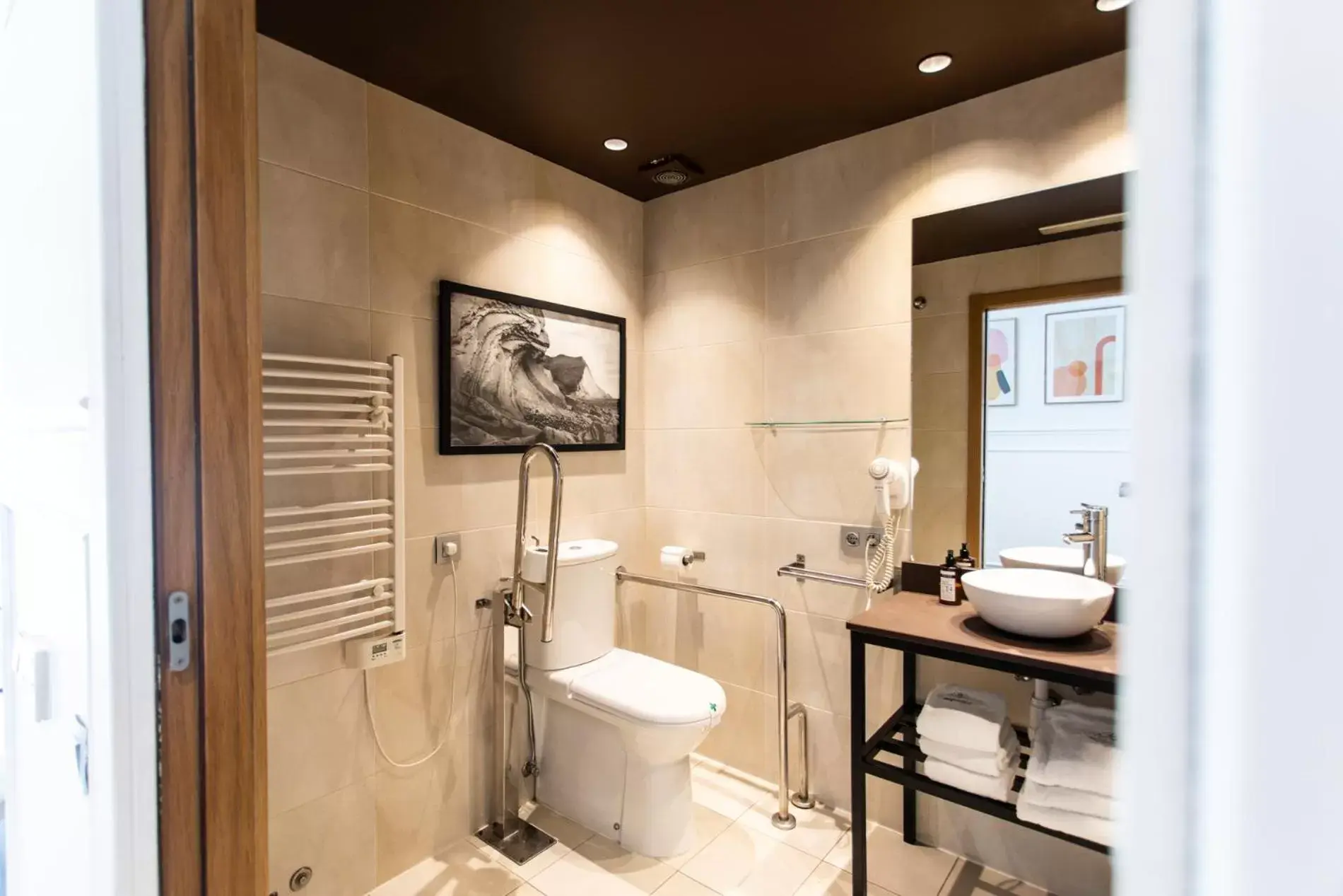 Facility for disabled guests, Bathroom in Hotel Trueba