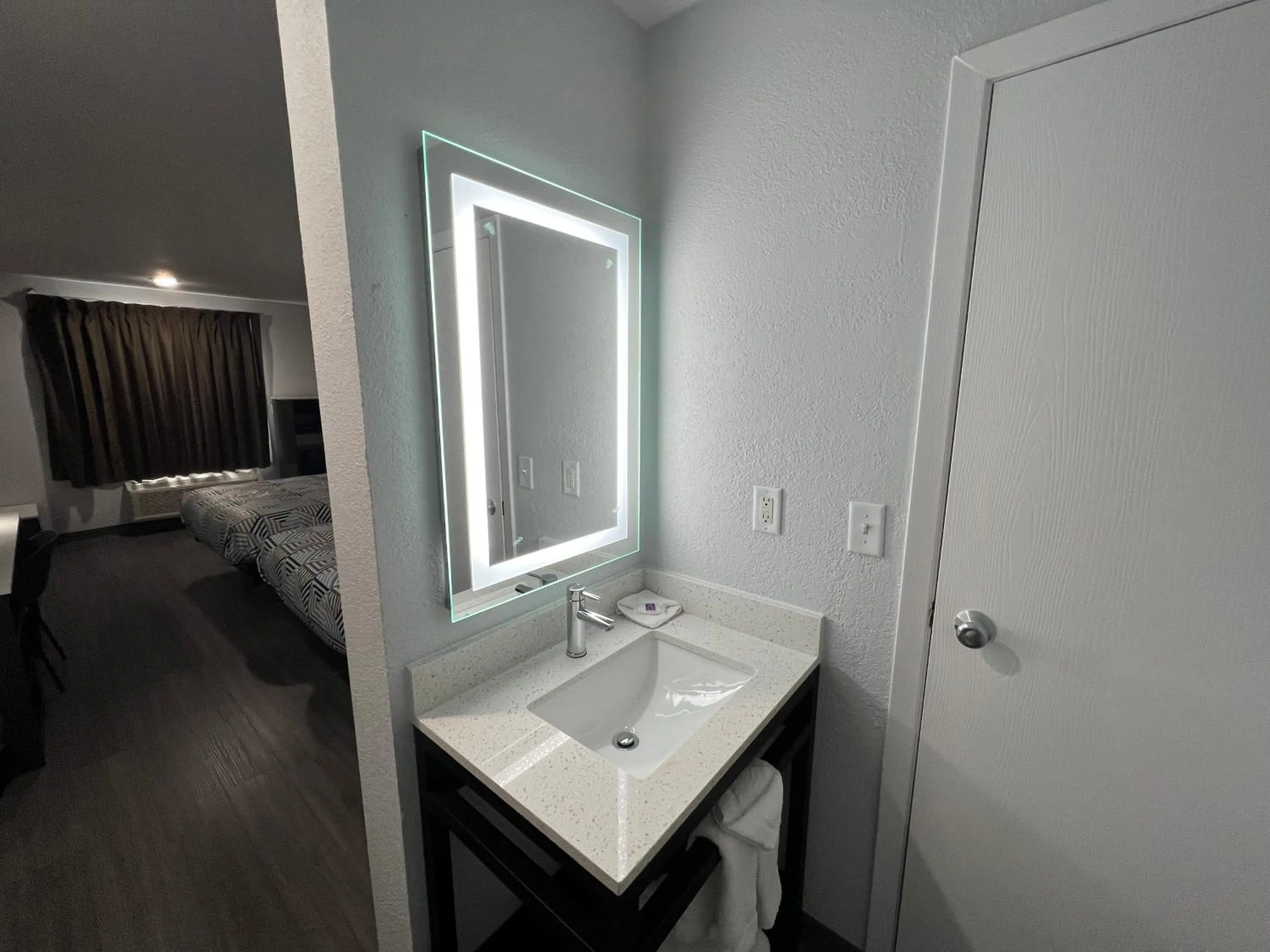 Bathroom in Motel 6-Altoona, IA - Des Moines East