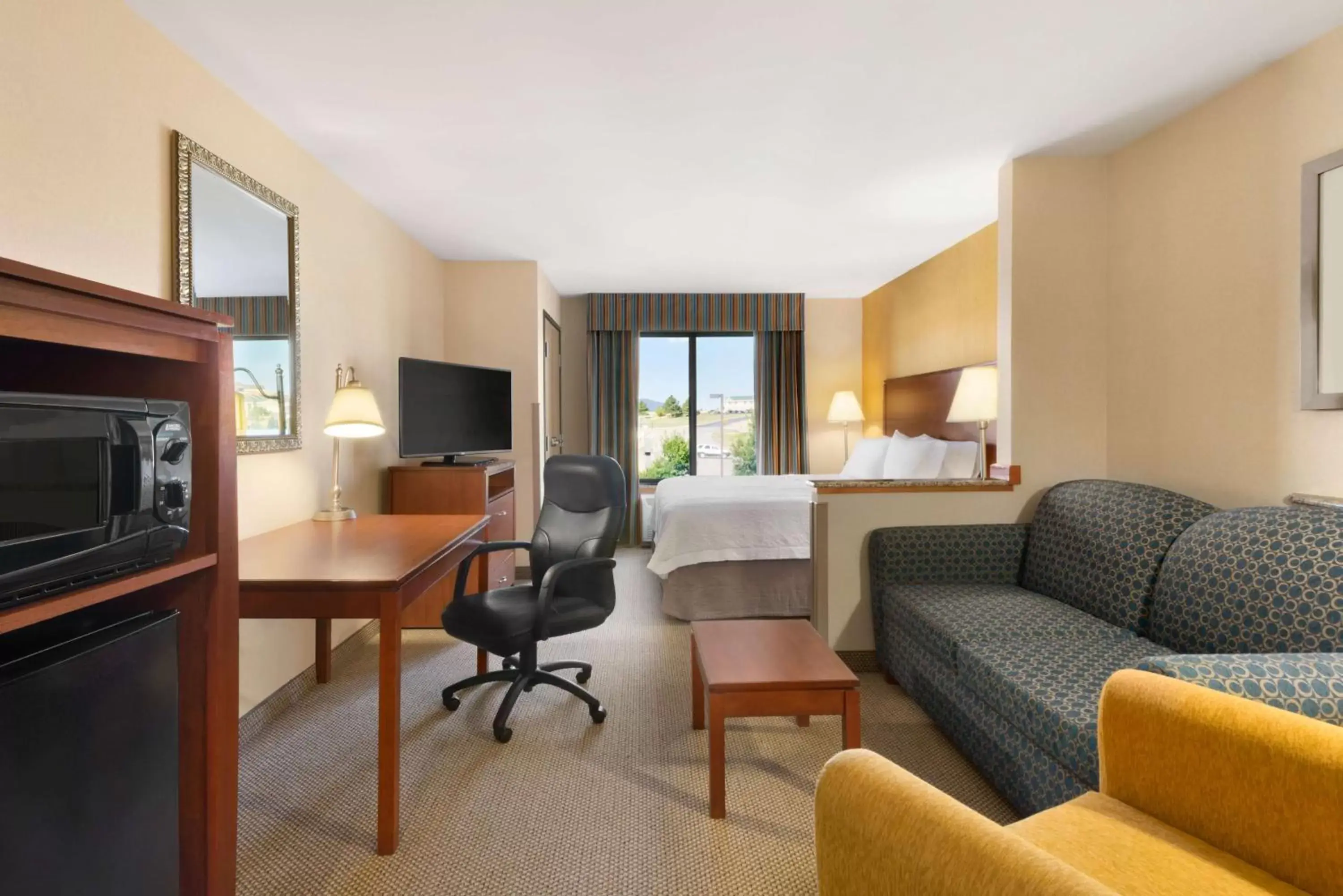 Bed, Seating Area in Hampton Inn Spearfish