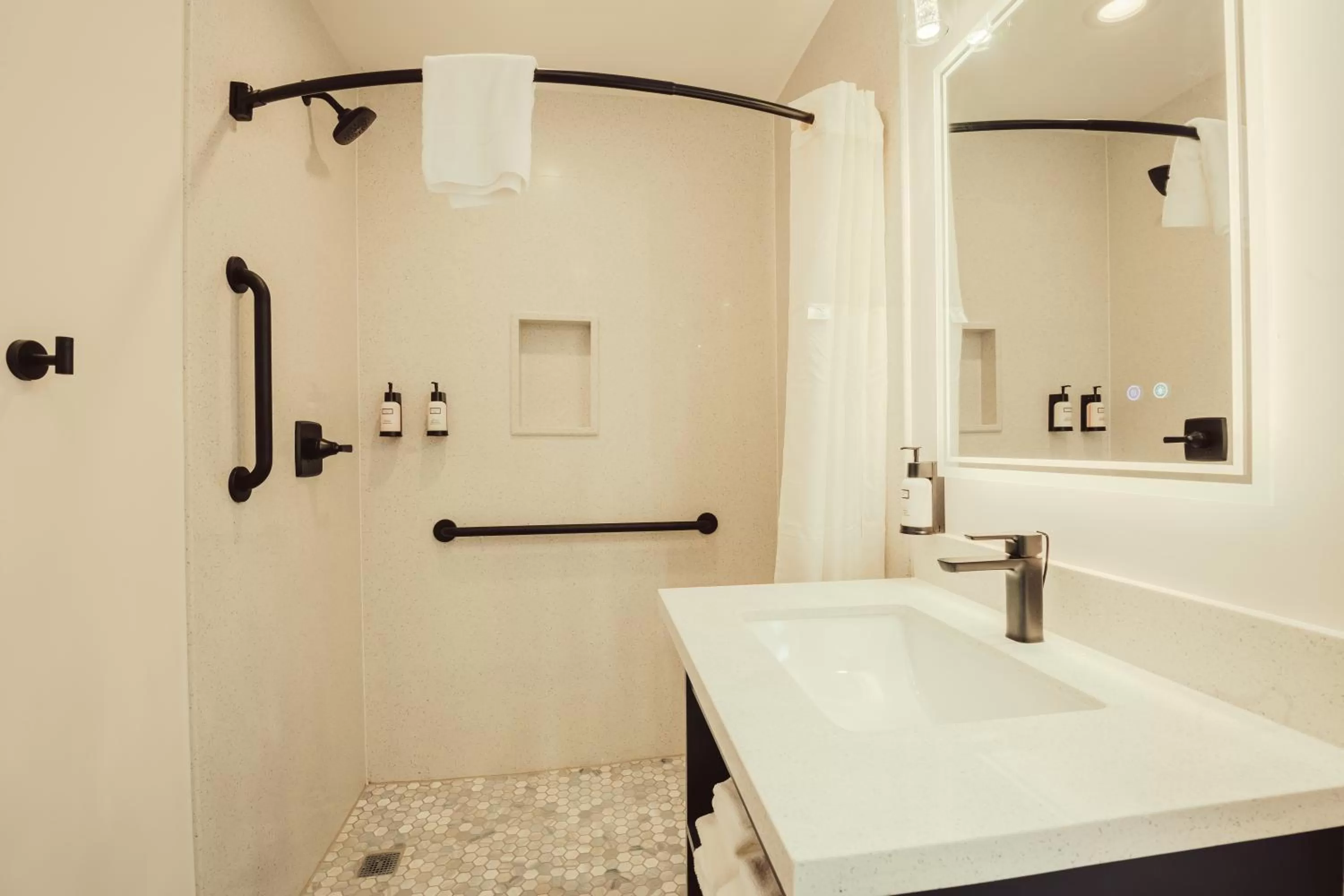 Shower in Blufftop Inn & Suites - Wharf/Restaurant District