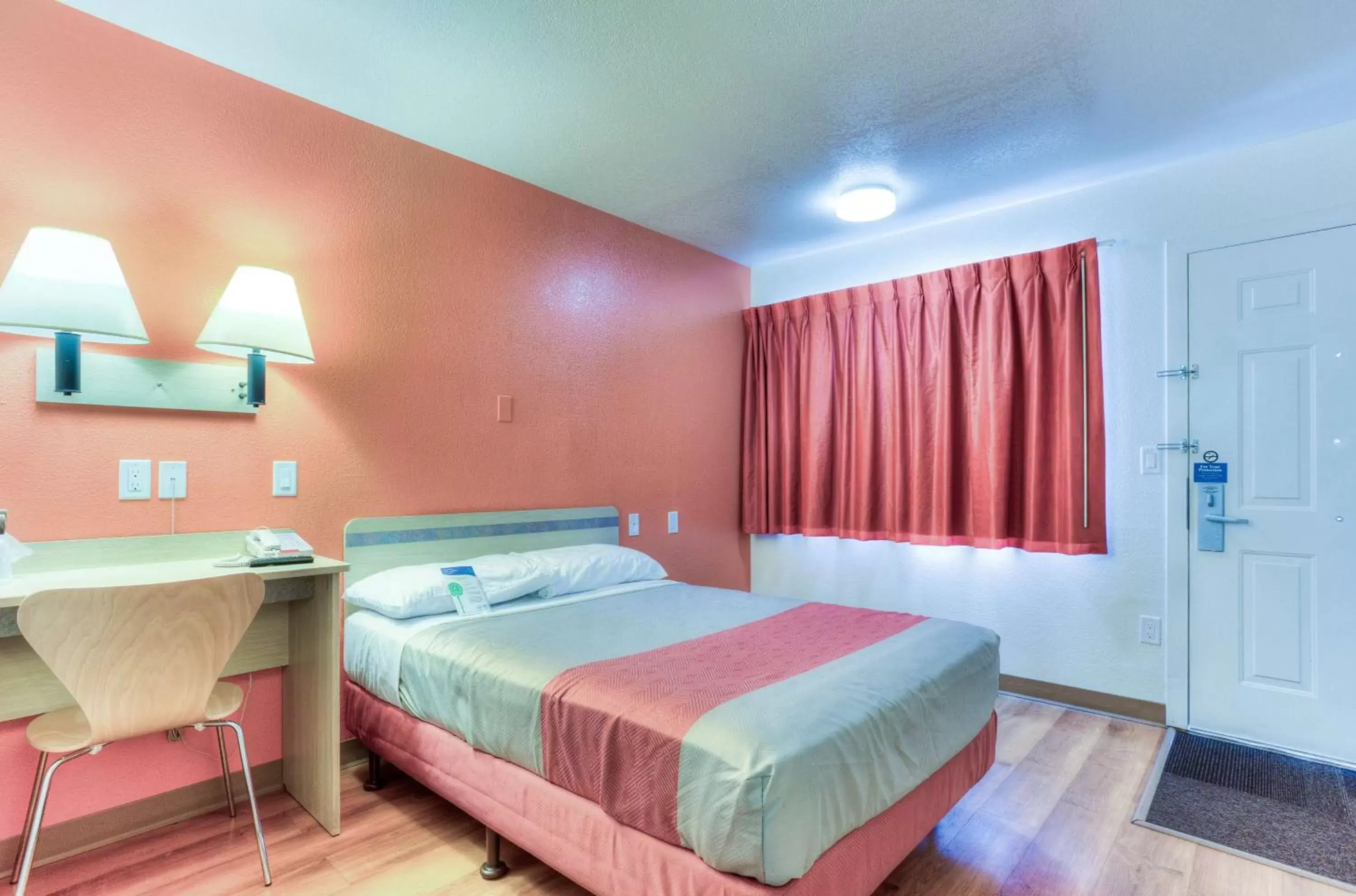 Photo of the whole room, Bed in Motel 6-Tigard, OR - Portland South - Lake Oswego