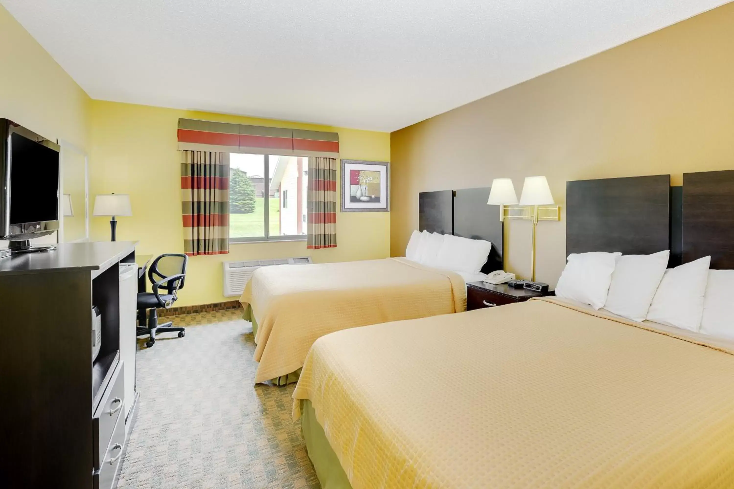 Photo of the whole room, Room Photo in Econo Lodge Inn & Suites