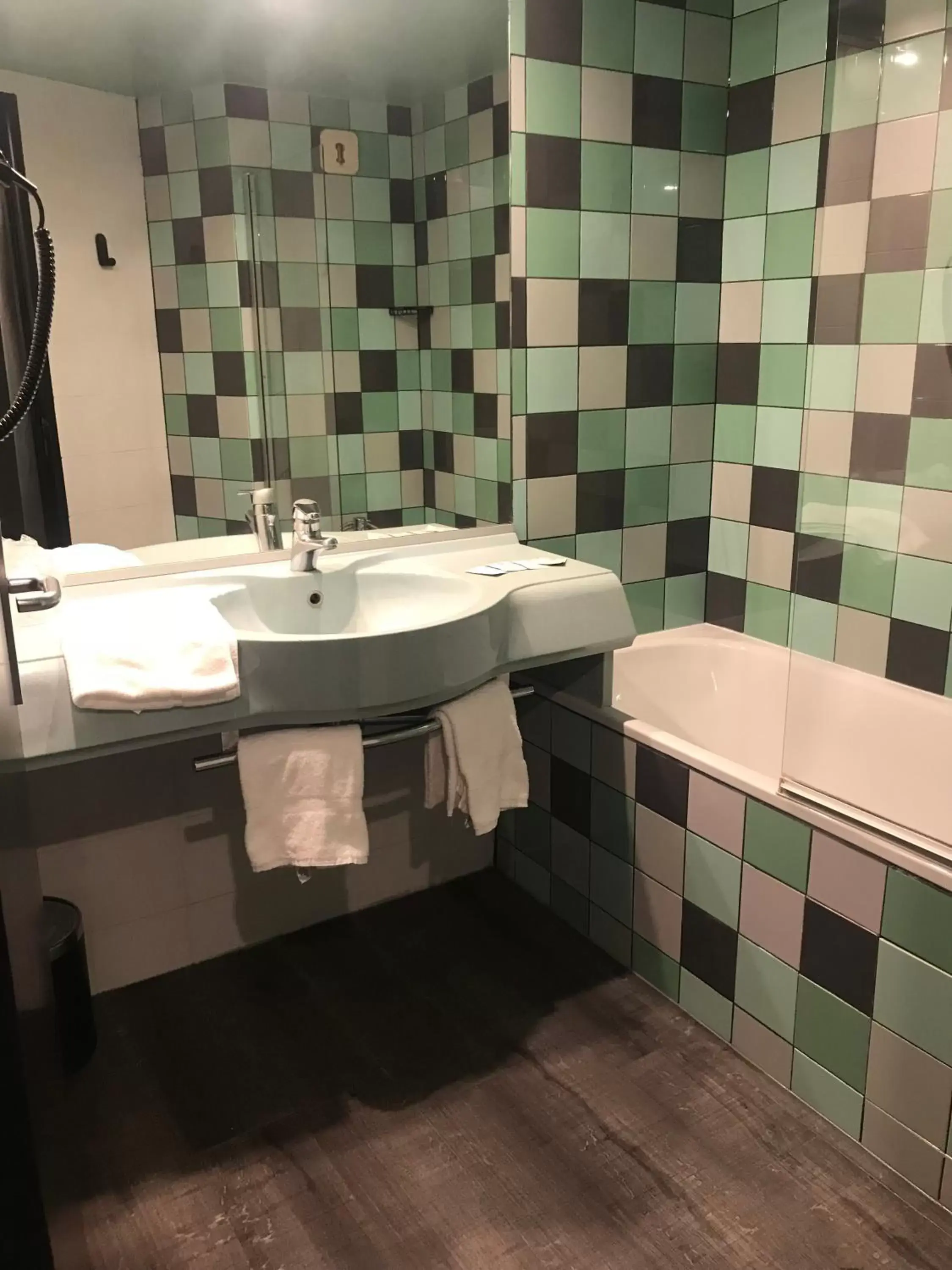 Bathroom in Best Western Hôtel Grand Parc Marne La Vallée