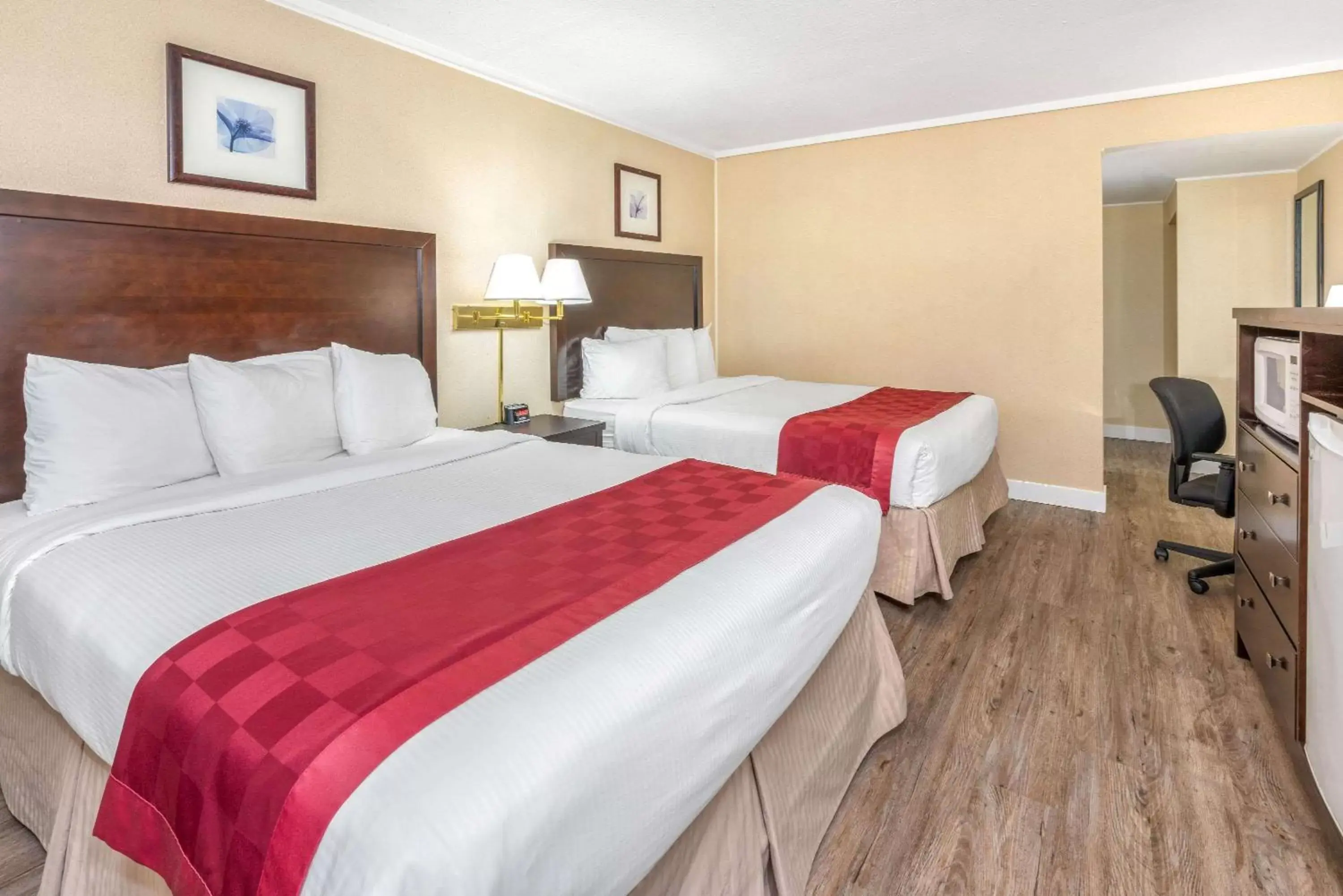 Photo of the whole room, Bed in Ramada by Wyndham Coquitlam